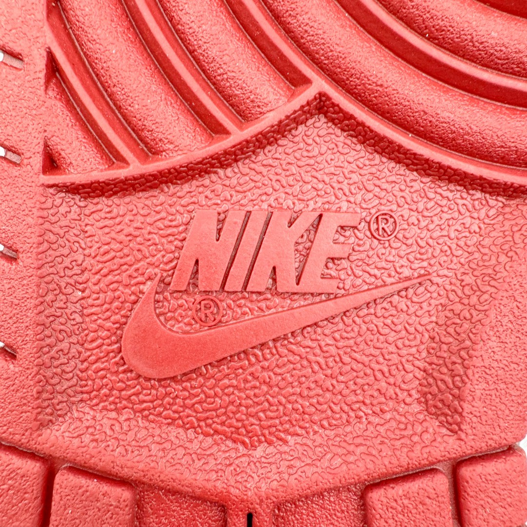 图片[21]-＃S2纯原 NK Dunk Low NO.205 黑神话悟空 祥云龙纹 游戏主题 解构复古减震耐磨轻便低帮板鞋 男女同款 米蓝黑 FB8895-601 灵感来源以黑神话悟空为主题 蓝黑金的配色搭配 加上金色勾子解构设计 祥云和龙纹图案 简约又百搭 要说最近最为热议的网络话题 非「黑神话：悟空」莫属了 这个里程碑式的国产3A游戏大作 已经完全出圈 而「黑神话：悟空」主题的球鞋 也悄悄然的浮出水面 一直热衷于球鞋概念画创作的创意艺术家 @nobrainer.psd 将他对于「黑神话：悟空」的理解 以球鞋为载体进行了诠释 他选用了游戏中的主角造型为主题 基于NK SB DunkLow 鞋型进行创作 不仅选取了服装色调营造游戏氛围 金色的Swoosh 加上祥云、龙纹的装饰 还真颇有一番滋味 尺码：35.5 36 36.5 37.5 38 38.5 39 40 40.5 41 42 42.5 43 44 44.5 45 46 47.5-选品中心