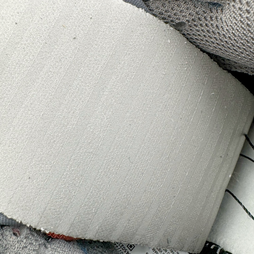 图片[11]-＃S2纯原 NK Dunk Low NO.205 黑神话悟空 祥云龙纹 游戏主题 解构复古减震耐磨轻便低帮板鞋 男女同款 米蓝黑 FB8895-601 灵感来源以黑神话悟空为主题 蓝黑金的配色搭配 加上金色勾子解构设计 祥云和龙纹图案 简约又百搭 要说最近最为热议的网络话题 非「黑神话：悟空」莫属了 这个里程碑式的国产3A游戏大作 已经完全出圈 而「黑神话：悟空」主题的球鞋 也悄悄然的浮出水面 一直热衷于球鞋概念画创作的创意艺术家 @nobrainer.psd 将他对于「黑神话：悟空」的理解 以球鞋为载体进行了诠释 他选用了游戏中的主角造型为主题 基于NK SB DunkLow 鞋型进行创作 不仅选取了服装色调营造游戏氛围 金色的Swoosh 加上祥云、龙纹的装饰 还真颇有一番滋味 尺码：35.5 36 36.5 37.5 38 38.5 39 40 40.5 41 42 42.5 43 44 44.5 45 46 47.5-选品中心