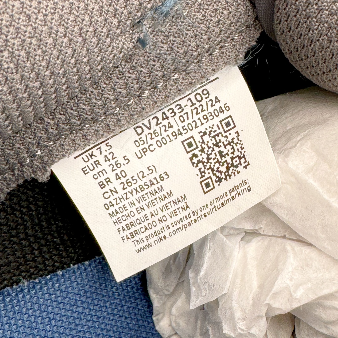 图片[12]-＃S2纯原 NK Dunk Low NO.205 黑神话悟空 祥云龙纹 游戏主题 解构复古减震耐磨轻便低帮板鞋 男女同款 米蓝黑 FB8895-601 灵感来源以黑神话悟空为主题 蓝黑金的配色搭配 加上金色勾子解构设计 祥云和龙纹图案 简约又百搭 要说最近最为热议的网络话题 非「黑神话：悟空」莫属了 这个里程碑式的国产3A游戏大作 已经完全出圈 而「黑神话：悟空」主题的球鞋 也悄悄然的浮出水面 一直热衷于球鞋概念画创作的创意艺术家 @nobrainer.psd 将他对于「黑神话：悟空」的理解 以球鞋为载体进行了诠释 他选用了游戏中的主角造型为主题 基于NK SB DunkLow 鞋型进行创作 不仅选取了服装色调营造游戏氛围 金色的Swoosh 加上祥云、龙纹的装饰 还真颇有一番滋味 尺码：35.5 36 36.5 37.5 38 38.5 39 40 40.5 41 42 42.5 43 44 44.5 45 46 47.5-选品中心