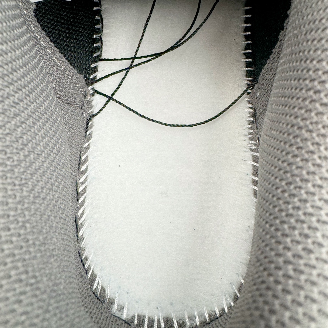 图片[10]-＃S2纯原 NK Dunk Low NO.205 黑神话悟空 祥云龙纹 游戏主题 解构复古减震耐磨轻便低帮板鞋 男女同款 米蓝黑 FB8895-601 灵感来源以黑神话悟空为主题 蓝黑金的配色搭配 加上金色勾子解构设计 祥云和龙纹图案 简约又百搭 要说最近最为热议的网络话题 非「黑神话：悟空」莫属了 这个里程碑式的国产3A游戏大作 已经完全出圈 而「黑神话：悟空」主题的球鞋 也悄悄然的浮出水面 一直热衷于球鞋概念画创作的创意艺术家 @nobrainer.psd 将他对于「黑神话：悟空」的理解 以球鞋为载体进行了诠释 他选用了游戏中的主角造型为主题 基于NK SB DunkLow 鞋型进行创作 不仅选取了服装色调营造游戏氛围 金色的Swoosh 加上祥云、龙纹的装饰 还真颇有一番滋味 尺码：35.5 36 36.5 37.5 38 38.5 39 40 40.5 41 42 42.5 43 44 44.5 45 46 47.5-选品中心