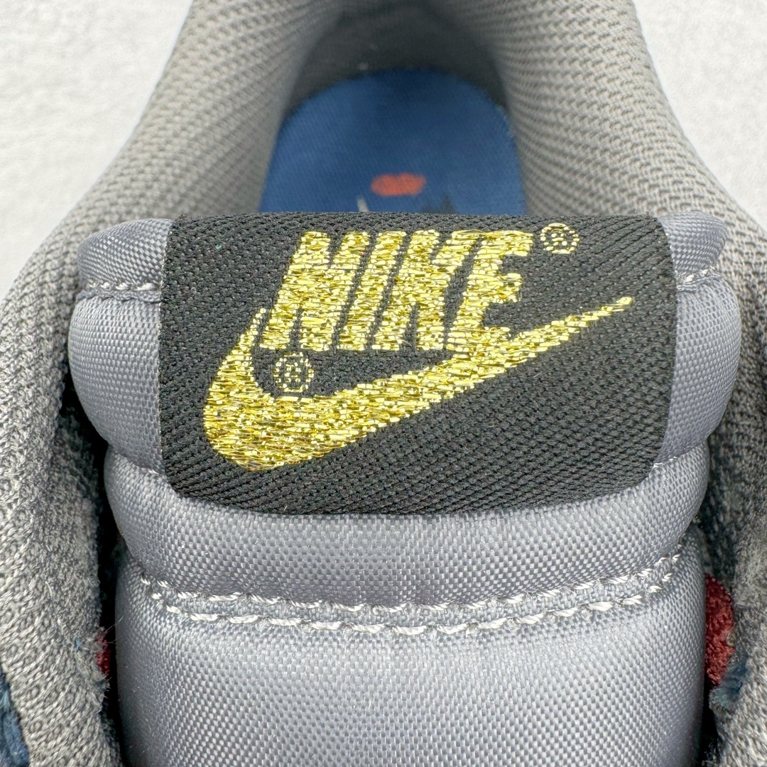 图片[14]-＃S2纯原 NK Dunk Low NO.205 黑神话悟空 祥云龙纹 游戏主题 解构复古减震耐磨轻便低帮板鞋 男女同款 米蓝黑 FB8895-601 灵感来源以黑神话悟空为主题 蓝黑金的配色搭配 加上金色勾子解构设计 祥云和龙纹图案 简约又百搭 要说最近最为热议的网络话题 非「黑神话：悟空」莫属了 这个里程碑式的国产3A游戏大作 已经完全出圈 而「黑神话：悟空」主题的球鞋 也悄悄然的浮出水面 一直热衷于球鞋概念画创作的创意艺术家 @nobrainer.psd 将他对于「黑神话：悟空」的理解 以球鞋为载体进行了诠释 他选用了游戏中的主角造型为主题 基于NK SB DunkLow 鞋型进行创作 不仅选取了服装色调营造游戏氛围 金色的Swoosh 加上祥云、龙纹的装饰 还真颇有一番滋味 尺码：35.5 36 36.5 37.5 38 38.5 39 40 40.5 41 42 42.5 43 44 44.5 45 46 47.5-选品中心