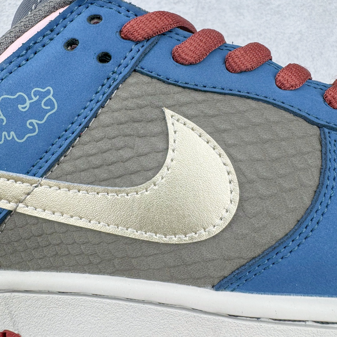 图片[18]-＃S2纯原 NK Dunk Low NO.205 黑神话悟空 祥云龙纹 游戏主题 解构复古减震耐磨轻便低帮板鞋 男女同款 米蓝黑 FB8895-601 灵感来源以黑神话悟空为主题 蓝黑金的配色搭配 加上金色勾子解构设计 祥云和龙纹图案 简约又百搭 要说最近最为热议的网络话题 非「黑神话：悟空」莫属了 这个里程碑式的国产3A游戏大作 已经完全出圈 而「黑神话：悟空」主题的球鞋 也悄悄然的浮出水面 一直热衷于球鞋概念画创作的创意艺术家 @nobrainer.psd 将他对于「黑神话：悟空」的理解 以球鞋为载体进行了诠释 他选用了游戏中的主角造型为主题 基于NK SB DunkLow 鞋型进行创作 不仅选取了服装色调营造游戏氛围 金色的Swoosh 加上祥云、龙纹的装饰 还真颇有一番滋味 尺码：35.5 36 36.5 37.5 38 38.5 39 40 40.5 41 42 42.5 43 44 44.5 45 46 47.5-选品中心