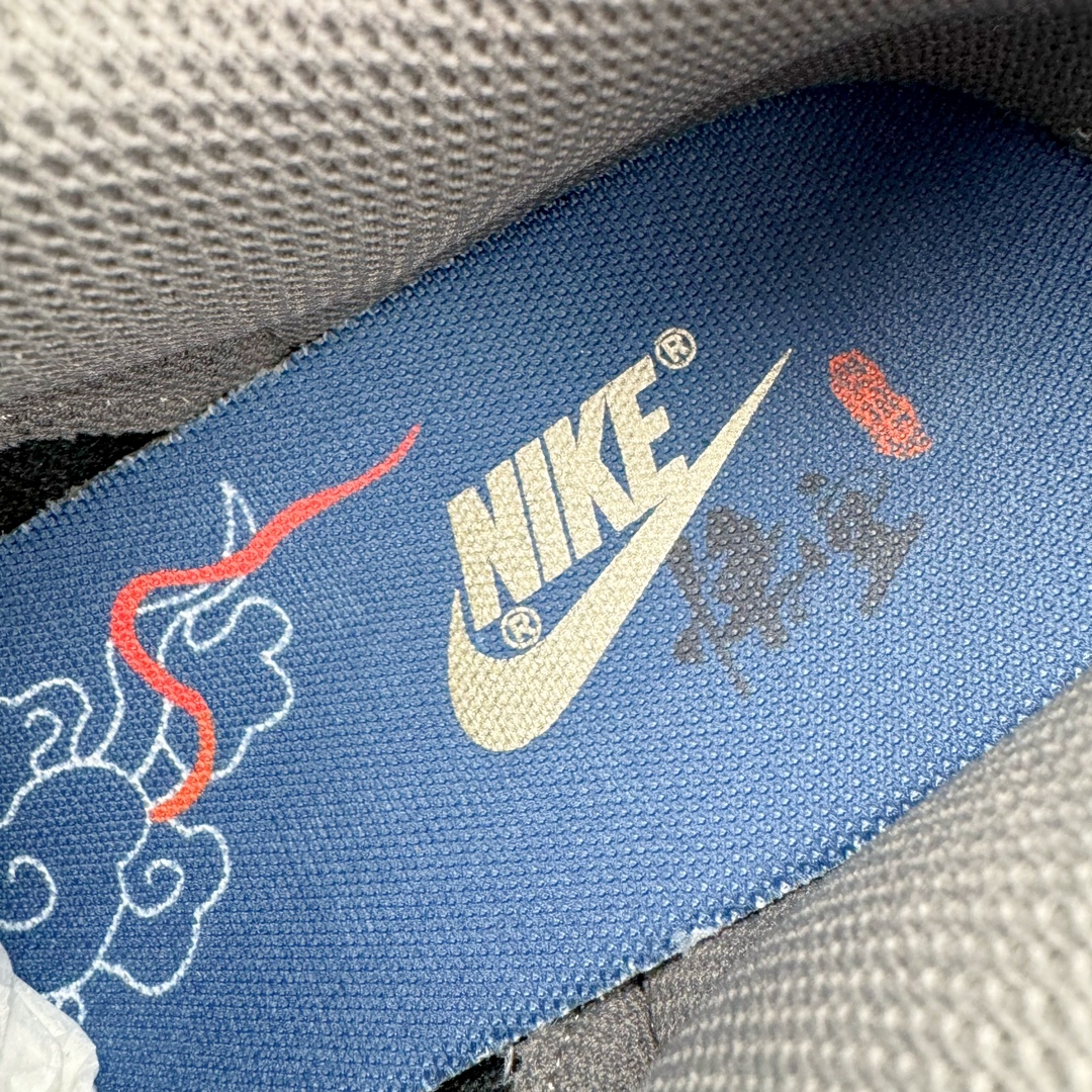 图片[13]-＃S2纯原 NK Dunk Low NO.205 黑神话悟空 祥云龙纹 游戏主题 解构复古减震耐磨轻便低帮板鞋 男女同款 米蓝黑 FB8895-601 灵感来源以黑神话悟空为主题 蓝黑金的配色搭配 加上金色勾子解构设计 祥云和龙纹图案 简约又百搭 要说最近最为热议的网络话题 非「黑神话：悟空」莫属了 这个里程碑式的国产3A游戏大作 已经完全出圈 而「黑神话：悟空」主题的球鞋 也悄悄然的浮出水面 一直热衷于球鞋概念画创作的创意艺术家 @nobrainer.psd 将他对于「黑神话：悟空」的理解 以球鞋为载体进行了诠释 他选用了游戏中的主角造型为主题 基于NK SB DunkLow 鞋型进行创作 不仅选取了服装色调营造游戏氛围 金色的Swoosh 加上祥云、龙纹的装饰 还真颇有一番滋味 尺码：35.5 36 36.5 37.5 38 38.5 39 40 40.5 41 42 42.5 43 44 44.5 45 46 47.5-选品中心