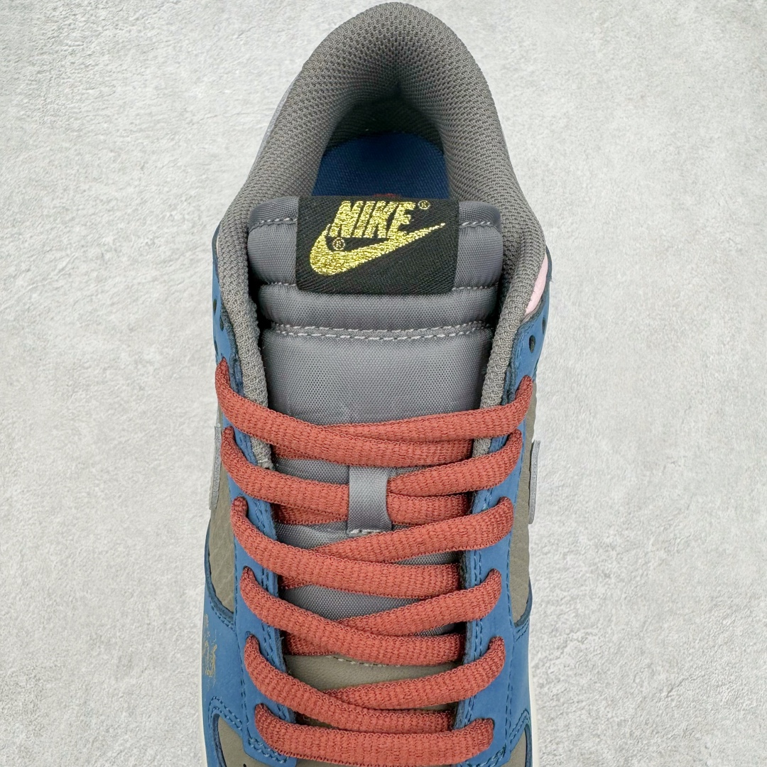 图片[5]-＃S2纯原 NK Dunk Low NO.205 黑神话悟空 祥云龙纹 游戏主题 解构复古减震耐磨轻便低帮板鞋 男女同款 米蓝黑 FB8895-601 灵感来源以黑神话悟空为主题 蓝黑金的配色搭配 加上金色勾子解构设计 祥云和龙纹图案 简约又百搭 要说最近最为热议的网络话题 非「黑神话：悟空」莫属了 这个里程碑式的国产3A游戏大作 已经完全出圈 而「黑神话：悟空」主题的球鞋 也悄悄然的浮出水面 一直热衷于球鞋概念画创作的创意艺术家 @nobrainer.psd 将他对于「黑神话：悟空」的理解 以球鞋为载体进行了诠释 他选用了游戏中的主角造型为主题 基于NK SB DunkLow 鞋型进行创作 不仅选取了服装色调营造游戏氛围 金色的Swoosh 加上祥云、龙纹的装饰 还真颇有一番滋味 尺码：35.5 36 36.5 37.5 38 38.5 39 40 40.5 41 42 42.5 43 44 44.5 45 46 47.5-选品中心