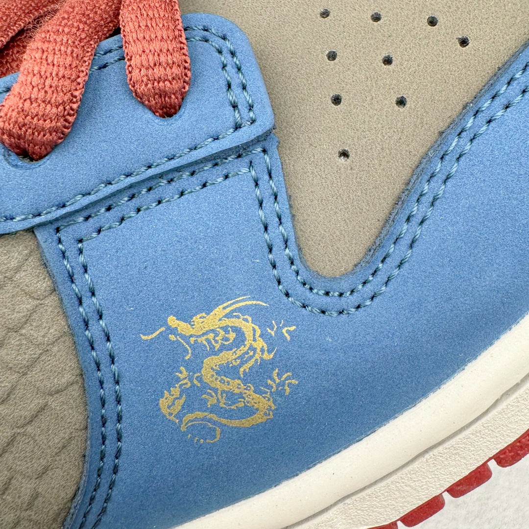 图片[20]-＃S2纯原 NK Dunk Low NO.205 黑神话悟空 祥云龙纹 游戏主题 解构复古减震耐磨轻便低帮板鞋 男女同款 米蓝黑 FB8895-601 灵感来源以黑神话悟空为主题 蓝黑金的配色搭配 加上金色勾子解构设计 祥云和龙纹图案 简约又百搭 要说最近最为热议的网络话题 非「黑神话：悟空」莫属了 这个里程碑式的国产3A游戏大作 已经完全出圈 而「黑神话：悟空」主题的球鞋 也悄悄然的浮出水面 一直热衷于球鞋概念画创作的创意艺术家 @nobrainer.psd 将他对于「黑神话：悟空」的理解 以球鞋为载体进行了诠释 他选用了游戏中的主角造型为主题 基于NK SB DunkLow 鞋型进行创作 不仅选取了服装色调营造游戏氛围 金色的Swoosh 加上祥云、龙纹的装饰 还真颇有一番滋味 尺码：35.5 36 36.5 37.5 38 38.5 39 40 40.5 41 42 42.5 43 44 44.5 45 46 47.5-选品中心