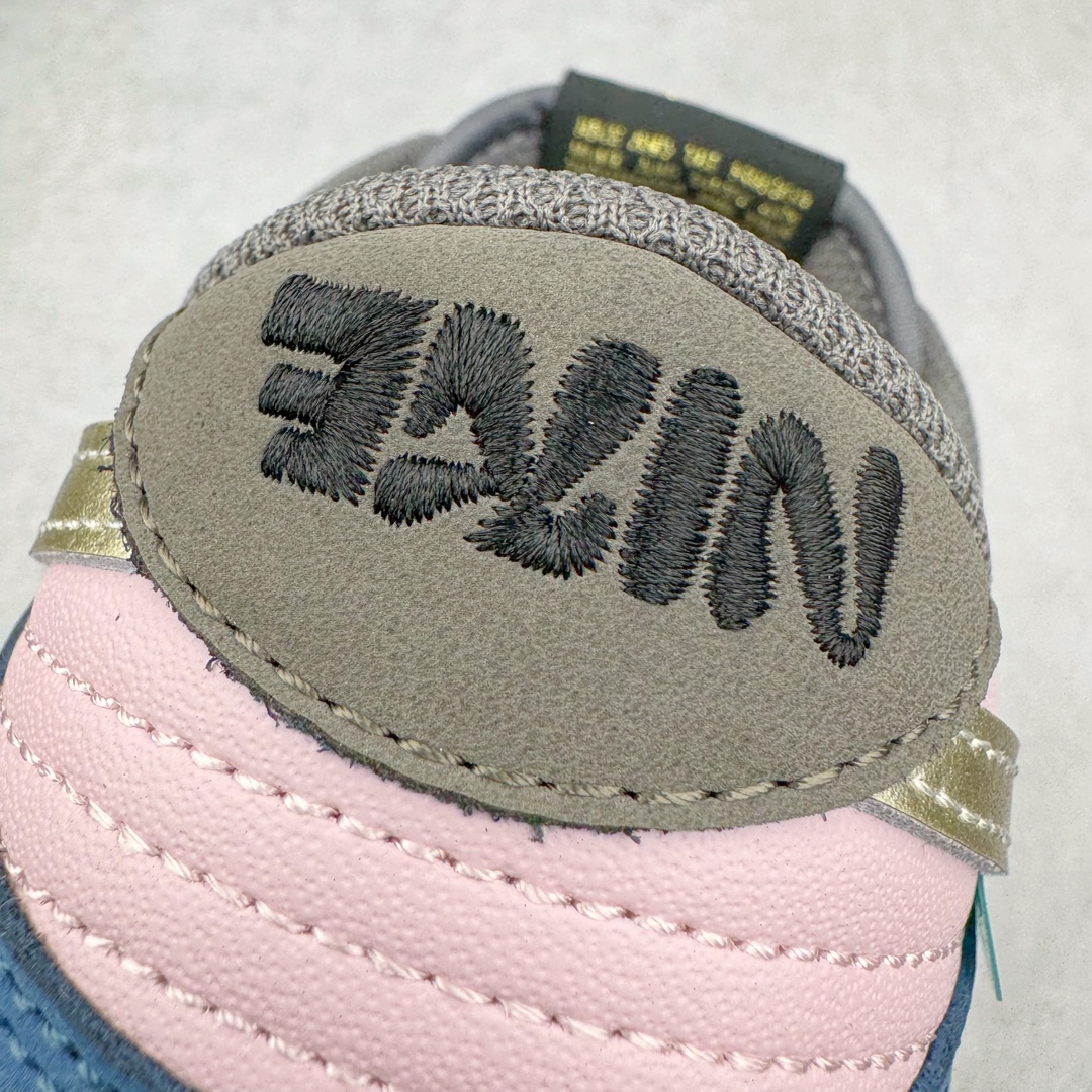 图片[15]-＃S2纯原 NK Dunk Low NO.205 黑神话悟空 祥云龙纹 游戏主题 解构复古减震耐磨轻便低帮板鞋 男女同款 米蓝黑 FB8895-601 灵感来源以黑神话悟空为主题 蓝黑金的配色搭配 加上金色勾子解构设计 祥云和龙纹图案 简约又百搭 要说最近最为热议的网络话题 非「黑神话：悟空」莫属了 这个里程碑式的国产3A游戏大作 已经完全出圈 而「黑神话：悟空」主题的球鞋 也悄悄然的浮出水面 一直热衷于球鞋概念画创作的创意艺术家 @nobrainer.psd 将他对于「黑神话：悟空」的理解 以球鞋为载体进行了诠释 他选用了游戏中的主角造型为主题 基于NK SB DunkLow 鞋型进行创作 不仅选取了服装色调营造游戏氛围 金色的Swoosh 加上祥云、龙纹的装饰 还真颇有一番滋味 尺码：35.5 36 36.5 37.5 38 38.5 39 40 40.5 41 42 42.5 43 44 44.5 45 46 47.5-选品中心