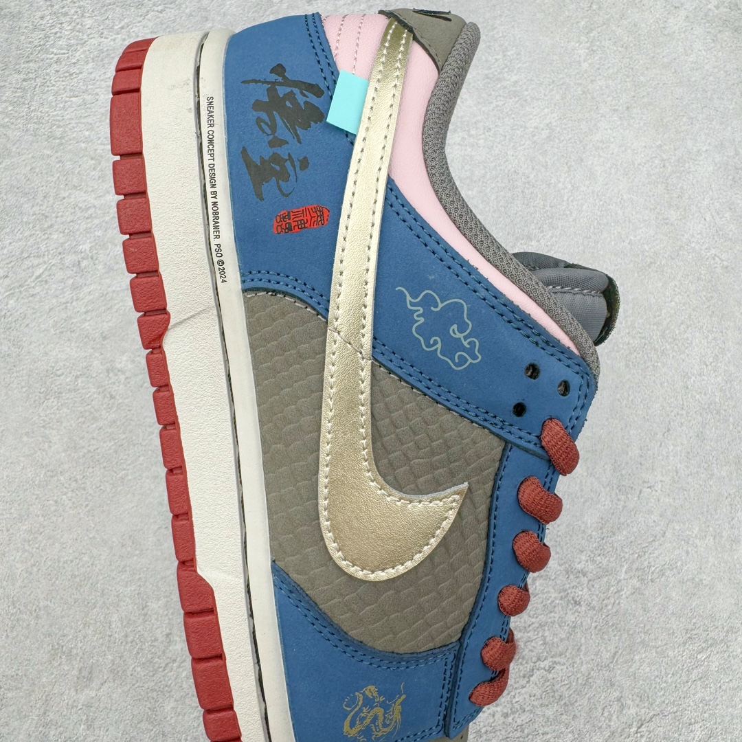 图片[6]-＃S2纯原 NK Dunk Low NO.205 黑神话悟空 祥云龙纹 游戏主题 解构复古减震耐磨轻便低帮板鞋 男女同款 米蓝黑 FB8895-601 灵感来源以黑神话悟空为主题 蓝黑金的配色搭配 加上金色勾子解构设计 祥云和龙纹图案 简约又百搭 要说最近最为热议的网络话题 非「黑神话：悟空」莫属了 这个里程碑式的国产3A游戏大作 已经完全出圈 而「黑神话：悟空」主题的球鞋 也悄悄然的浮出水面 一直热衷于球鞋概念画创作的创意艺术家 @nobrainer.psd 将他对于「黑神话：悟空」的理解 以球鞋为载体进行了诠释 他选用了游戏中的主角造型为主题 基于NK SB DunkLow 鞋型进行创作 不仅选取了服装色调营造游戏氛围 金色的Swoosh 加上祥云、龙纹的装饰 还真颇有一番滋味 尺码：35.5 36 36.5 37.5 38 38.5 39 40 40.5 41 42 42.5 43 44 44.5 45 46 47.5-选品中心