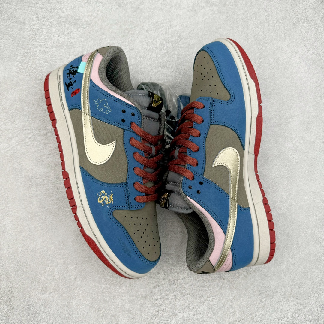 图片[3]-＃S2纯原 NK Dunk Low NO.205 黑神话悟空 祥云龙纹 游戏主题 解构复古减震耐磨轻便低帮板鞋 男女同款 米蓝黑 FB8895-601 灵感来源以黑神话悟空为主题 蓝黑金的配色搭配 加上金色勾子解构设计 祥云和龙纹图案 简约又百搭 要说最近最为热议的网络话题 非「黑神话：悟空」莫属了 这个里程碑式的国产3A游戏大作 已经完全出圈 而「黑神话：悟空」主题的球鞋 也悄悄然的浮出水面 一直热衷于球鞋概念画创作的创意艺术家 @nobrainer.psd 将他对于「黑神话：悟空」的理解 以球鞋为载体进行了诠释 他选用了游戏中的主角造型为主题 基于NK SB DunkLow 鞋型进行创作 不仅选取了服装色调营造游戏氛围 金色的Swoosh 加上祥云、龙纹的装饰 还真颇有一番滋味 尺码：35.5 36 36.5 37.5 38 38.5 39 40 40.5 41 42 42.5 43 44 44.5 45 46 47.5-选品中心