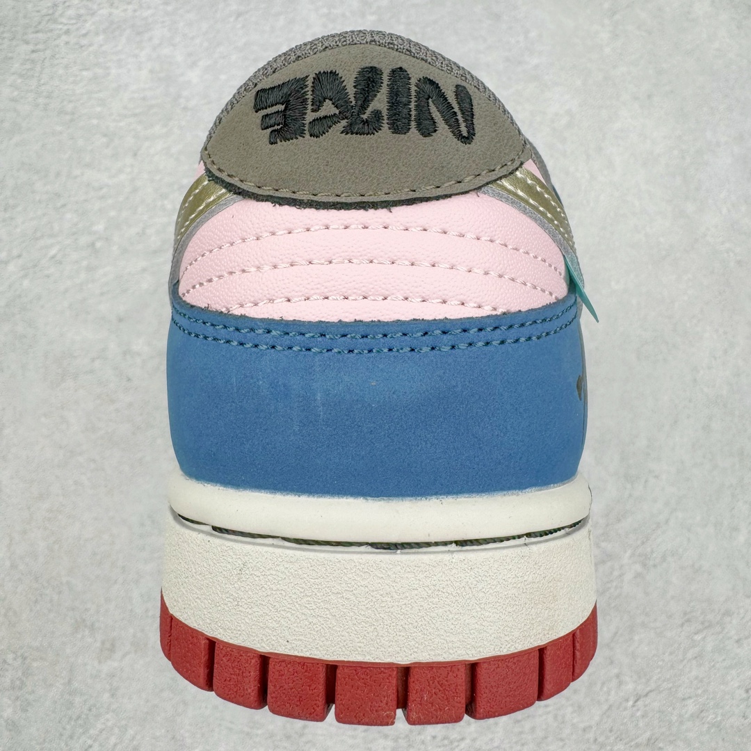 图片[8]-＃S2纯原 NK Dunk Low NO.205 黑神话悟空 祥云龙纹 游戏主题 解构复古减震耐磨轻便低帮板鞋 男女同款 米蓝黑 FB8895-601 灵感来源以黑神话悟空为主题 蓝黑金的配色搭配 加上金色勾子解构设计 祥云和龙纹图案 简约又百搭 要说最近最为热议的网络话题 非「黑神话：悟空」莫属了 这个里程碑式的国产3A游戏大作 已经完全出圈 而「黑神话：悟空」主题的球鞋 也悄悄然的浮出水面 一直热衷于球鞋概念画创作的创意艺术家 @nobrainer.psd 将他对于「黑神话：悟空」的理解 以球鞋为载体进行了诠释 他选用了游戏中的主角造型为主题 基于NK SB DunkLow 鞋型进行创作 不仅选取了服装色调营造游戏氛围 金色的Swoosh 加上祥云、龙纹的装饰 还真颇有一番滋味 尺码：35.5 36 36.5 37.5 38 38.5 39 40 40.5 41 42 42.5 43 44 44.5 45 46 47.5-选品中心