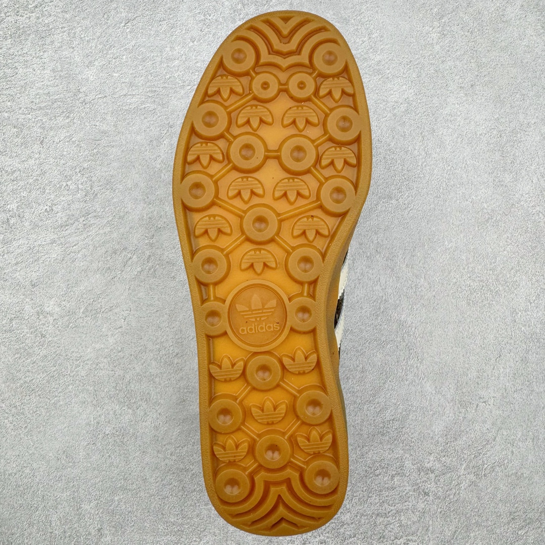 图片[9]-＃S2纯原 AD Original Gazelle Indoor Trainers 瞪羚室内鞋系列低帮复古百搭休闲运动德训风板鞋 JP5671 高端零售特供批次 原厂定制长毛翻毛皮组合环保纤维革鞋面材质 内置环保海玻璃鞋垫 外置RB橡胶大底 产品品控稳定性领先行业 原厂全套原楦原纸板冲刀磨具开发 原厂皮料加持 原厂港宝加持定型后跟R度完美 将复古进行到底 简约流畅 三十年不变经典 这款Gazelle运动鞋 无论面料、配色、质感或设计 都只在重现其1991年原款的经典 皮革鞋面 撞色三条纹和鞋跟标的设计 力求呈现90年代的经典复古风潮 Samba火热的同时 也带动了其它的复古鞋型 Gazelle便是其中一只 Gazelle Indoor拥有包边更宽的T字型鞋头 更好的保护运动员的前掌 浓浓的复古氛围感 非常适合现在流行的Cleanfit风格 尺码：36 36.5 37.5 38 38.5 39 40 40.5 41 42 42.5 43 44 44.5 45 46-选品中心