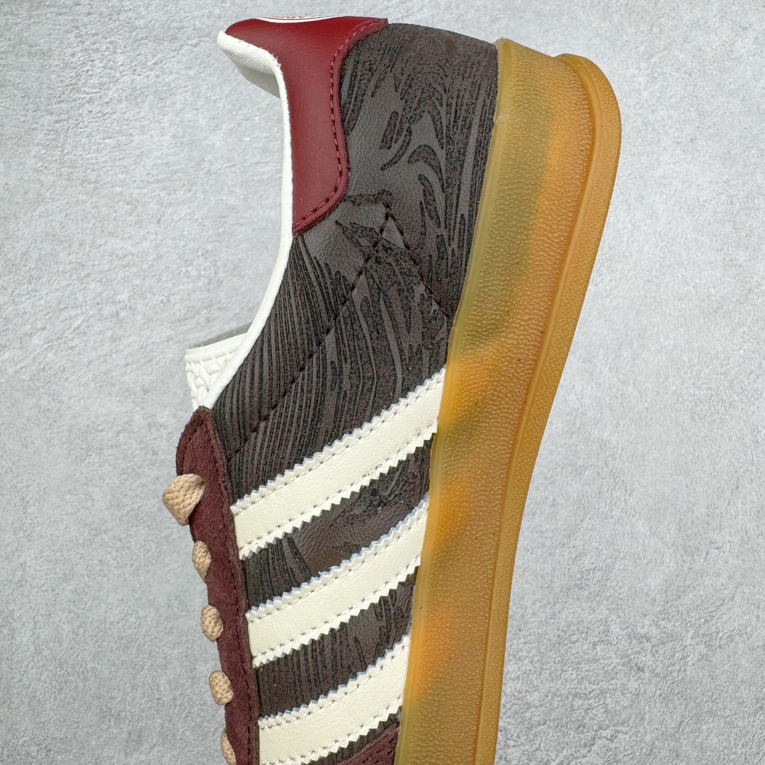 图片[7]-＃S2纯原 AD Original Gazelle Indoor Trainers 瞪羚室内鞋系列低帮复古百搭休闲运动德训风板鞋 JP5671 高端零售特供批次 原厂定制长毛翻毛皮组合环保纤维革鞋面材质 内置环保海玻璃鞋垫 外置RB橡胶大底 产品品控稳定性领先行业 原厂全套原楦原纸板冲刀磨具开发 原厂皮料加持 原厂港宝加持定型后跟R度完美 将复古进行到底 简约流畅 三十年不变经典 这款Gazelle运动鞋 无论面料、配色、质感或设计 都只在重现其1991年原款的经典 皮革鞋面 撞色三条纹和鞋跟标的设计 力求呈现90年代的经典复古风潮 Samba火热的同时 也带动了其它的复古鞋型 Gazelle便是其中一只 Gazelle Indoor拥有包边更宽的T字型鞋头 更好的保护运动员的前掌 浓浓的复古氛围感 非常适合现在流行的Cleanfit风格 尺码：36 36.5 37.5 38 38.5 39 40 40.5 41 42 42.5 43 44 44.5 45 46-选品中心