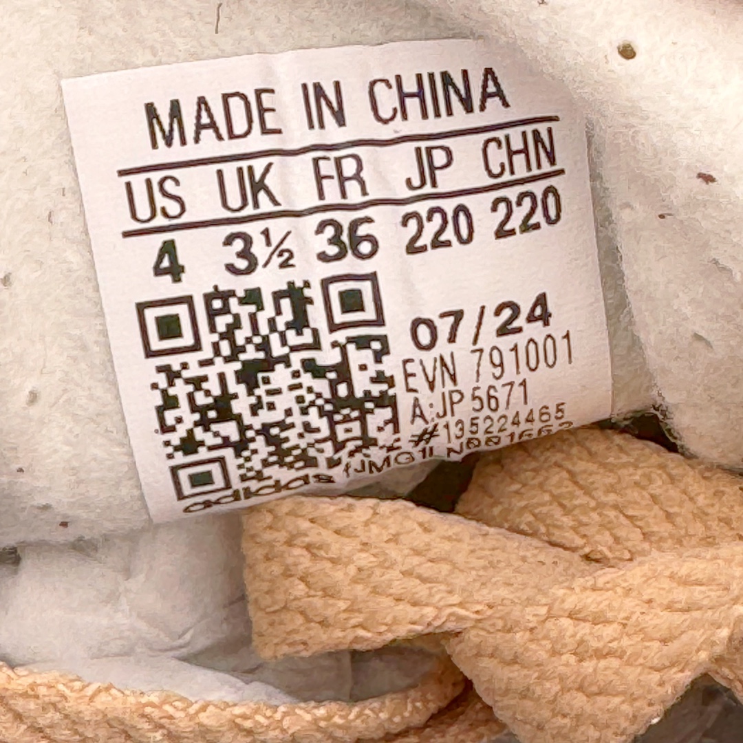 图片[12]-＃S2纯原 AD Original Gazelle Indoor Trainers 瞪羚室内鞋系列低帮复古百搭休闲运动德训风板鞋 JP5671 高端零售特供批次 原厂定制长毛翻毛皮组合环保纤维革鞋面材质 内置环保海玻璃鞋垫 外置RB橡胶大底 产品品控稳定性领先行业 原厂全套原楦原纸板冲刀磨具开发 原厂皮料加持 原厂港宝加持定型后跟R度完美 将复古进行到底 简约流畅 三十年不变经典 这款Gazelle运动鞋 无论面料、配色、质感或设计 都只在重现其1991年原款的经典 皮革鞋面 撞色三条纹和鞋跟标的设计 力求呈现90年代的经典复古风潮 Samba火热的同时 也带动了其它的复古鞋型 Gazelle便是其中一只 Gazelle Indoor拥有包边更宽的T字型鞋头 更好的保护运动员的前掌 浓浓的复古氛围感 非常适合现在流行的Cleanfit风格 尺码：36 36.5 37.5 38 38.5 39 40 40.5 41 42 42.5 43 44 44.5 45 46-选品中心