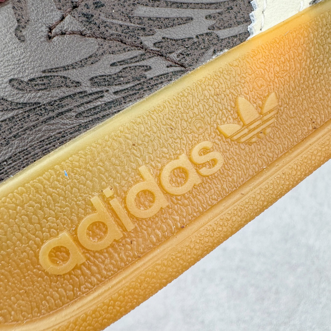 图片[18]-＃S2纯原 AD Original Gazelle Indoor Trainers 瞪羚室内鞋系列低帮复古百搭休闲运动德训风板鞋 JP5671 高端零售特供批次 原厂定制长毛翻毛皮组合环保纤维革鞋面材质 内置环保海玻璃鞋垫 外置RB橡胶大底 产品品控稳定性领先行业 原厂全套原楦原纸板冲刀磨具开发 原厂皮料加持 原厂港宝加持定型后跟R度完美 将复古进行到底 简约流畅 三十年不变经典 这款Gazelle运动鞋 无论面料、配色、质感或设计 都只在重现其1991年原款的经典 皮革鞋面 撞色三条纹和鞋跟标的设计 力求呈现90年代的经典复古风潮 Samba火热的同时 也带动了其它的复古鞋型 Gazelle便是其中一只 Gazelle Indoor拥有包边更宽的T字型鞋头 更好的保护运动员的前掌 浓浓的复古氛围感 非常适合现在流行的Cleanfit风格 尺码：36 36.5 37.5 38 38.5 39 40 40.5 41 42 42.5 43 44 44.5 45 46-选品中心