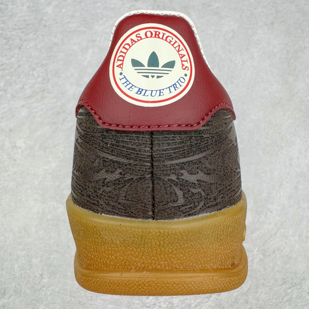 图片[8]-＃S2纯原 AD Original Gazelle Indoor Trainers 瞪羚室内鞋系列低帮复古百搭休闲运动德训风板鞋 JP5671 高端零售特供批次 原厂定制长毛翻毛皮组合环保纤维革鞋面材质 内置环保海玻璃鞋垫 外置RB橡胶大底 产品品控稳定性领先行业 原厂全套原楦原纸板冲刀磨具开发 原厂皮料加持 原厂港宝加持定型后跟R度完美 将复古进行到底 简约流畅 三十年不变经典 这款Gazelle运动鞋 无论面料、配色、质感或设计 都只在重现其1991年原款的经典 皮革鞋面 撞色三条纹和鞋跟标的设计 力求呈现90年代的经典复古风潮 Samba火热的同时 也带动了其它的复古鞋型 Gazelle便是其中一只 Gazelle Indoor拥有包边更宽的T字型鞋头 更好的保护运动员的前掌 浓浓的复古氛围感 非常适合现在流行的Cleanfit风格 尺码：36 36.5 37.5 38 38.5 39 40 40.5 41 42 42.5 43 44 44.5 45 46-选品中心