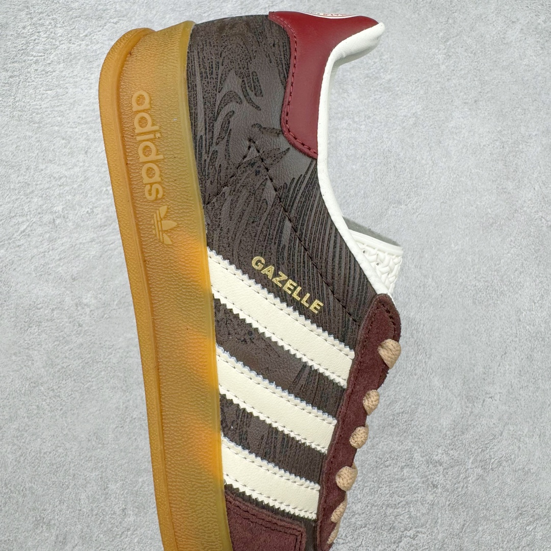 图片[6]-＃S2纯原 AD Original Gazelle Indoor Trainers 瞪羚室内鞋系列低帮复古百搭休闲运动德训风板鞋 JP5671 高端零售特供批次 原厂定制长毛翻毛皮组合环保纤维革鞋面材质 内置环保海玻璃鞋垫 外置RB橡胶大底 产品品控稳定性领先行业 原厂全套原楦原纸板冲刀磨具开发 原厂皮料加持 原厂港宝加持定型后跟R度完美 将复古进行到底 简约流畅 三十年不变经典 这款Gazelle运动鞋 无论面料、配色、质感或设计 都只在重现其1991年原款的经典 皮革鞋面 撞色三条纹和鞋跟标的设计 力求呈现90年代的经典复古风潮 Samba火热的同时 也带动了其它的复古鞋型 Gazelle便是其中一只 Gazelle Indoor拥有包边更宽的T字型鞋头 更好的保护运动员的前掌 浓浓的复古氛围感 非常适合现在流行的Cleanfit风格 尺码：36 36.5 37.5 38 38.5 39 40 40.5 41 42 42.5 43 44 44.5 45 46-选品中心