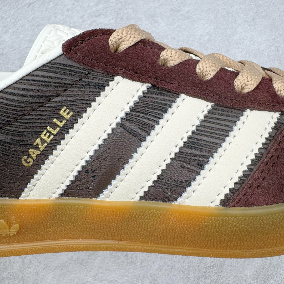 图片[17]-＃S2纯原 AD Original Gazelle Indoor Trainers 瞪羚室内鞋系列低帮复古百搭休闲运动德训风板鞋 JP5671 高端零售特供批次 原厂定制长毛翻毛皮组合环保纤维革鞋面材质 内置环保海玻璃鞋垫 外置RB橡胶大底 产品品控稳定性领先行业 原厂全套原楦原纸板冲刀磨具开发 原厂皮料加持 原厂港宝加持定型后跟R度完美 将复古进行到底 简约流畅 三十年不变经典 这款Gazelle运动鞋 无论面料、配色、质感或设计 都只在重现其1991年原款的经典 皮革鞋面 撞色三条纹和鞋跟标的设计 力求呈现90年代的经典复古风潮 Samba火热的同时 也带动了其它的复古鞋型 Gazelle便是其中一只 Gazelle Indoor拥有包边更宽的T字型鞋头 更好的保护运动员的前掌 浓浓的复古氛围感 非常适合现在流行的Cleanfit风格 尺码：36 36.5 37.5 38 38.5 39 40 40.5 41 42 42.5 43 44 44.5 45 46-选品中心