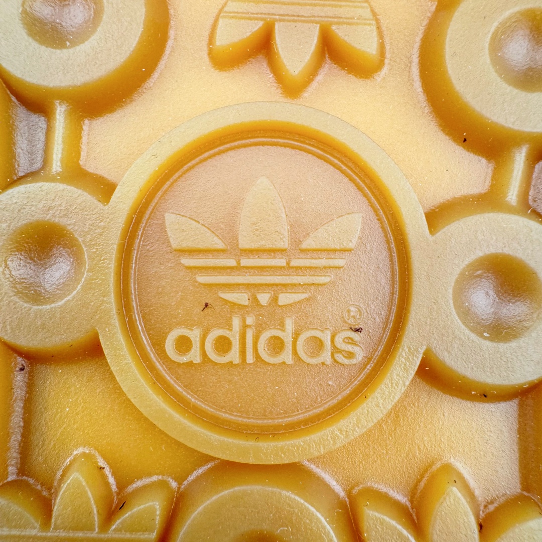 图片[19]-＃S2纯原 AD Original Gazelle Indoor Trainers 瞪羚室内鞋系列低帮复古百搭休闲运动德训风板鞋 JP5671 高端零售特供批次 原厂定制长毛翻毛皮组合环保纤维革鞋面材质 内置环保海玻璃鞋垫 外置RB橡胶大底 产品品控稳定性领先行业 原厂全套原楦原纸板冲刀磨具开发 原厂皮料加持 原厂港宝加持定型后跟R度完美 将复古进行到底 简约流畅 三十年不变经典 这款Gazelle运动鞋 无论面料、配色、质感或设计 都只在重现其1991年原款的经典 皮革鞋面 撞色三条纹和鞋跟标的设计 力求呈现90年代的经典复古风潮 Samba火热的同时 也带动了其它的复古鞋型 Gazelle便是其中一只 Gazelle Indoor拥有包边更宽的T字型鞋头 更好的保护运动员的前掌 浓浓的复古氛围感 非常适合现在流行的Cleanfit风格 尺码：36 36.5 37.5 38 38.5 39 40 40.5 41 42 42.5 43 44 44.5 45 46-选品中心