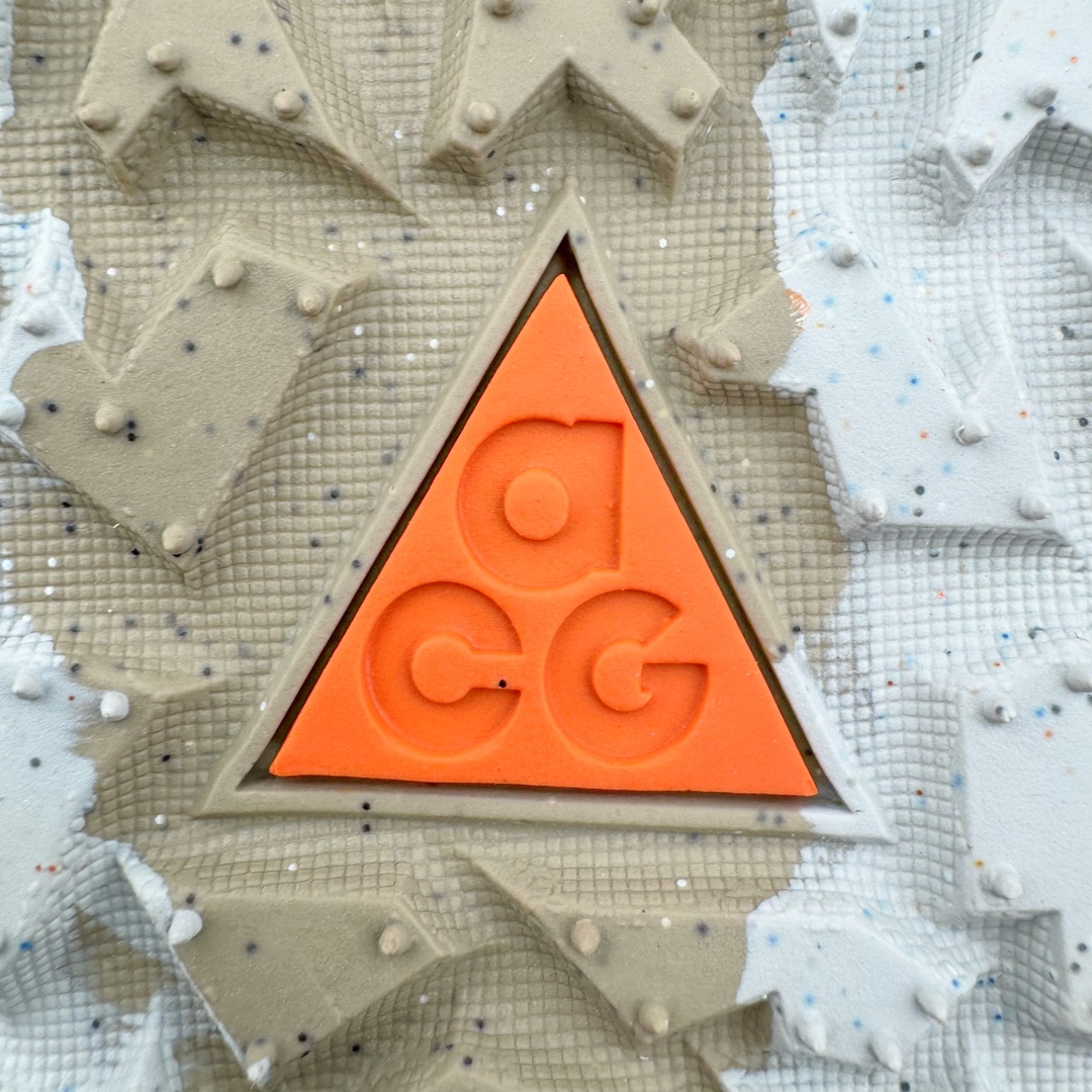 图片[17]-＃AW纯原 NK ACG Mountain Fly 2 Low GTX 复古潮流户外登山鞋防水慢跑鞋 HF6245-002全新来袭 该款沿袭前代高帮版型的设计传统 轻盈鞋面结合灵巧的脚踝包裹设计 为双足打造出一体化的舒适脚感 助力轻松畅行 中底融入柔软的React泡棉与Vaporfiy 科技 让你在岩石小径徒步时也像行走在都市般轻松舒适 粘性橡胶大底铸就了攀岩级别的出众抓地力 助你从容面对各种环境挑战 尺码：36 36.5 37.5 38 38.5 39 40 40.5 41 42 42.5 43 44 44.5 45 46-选品中心