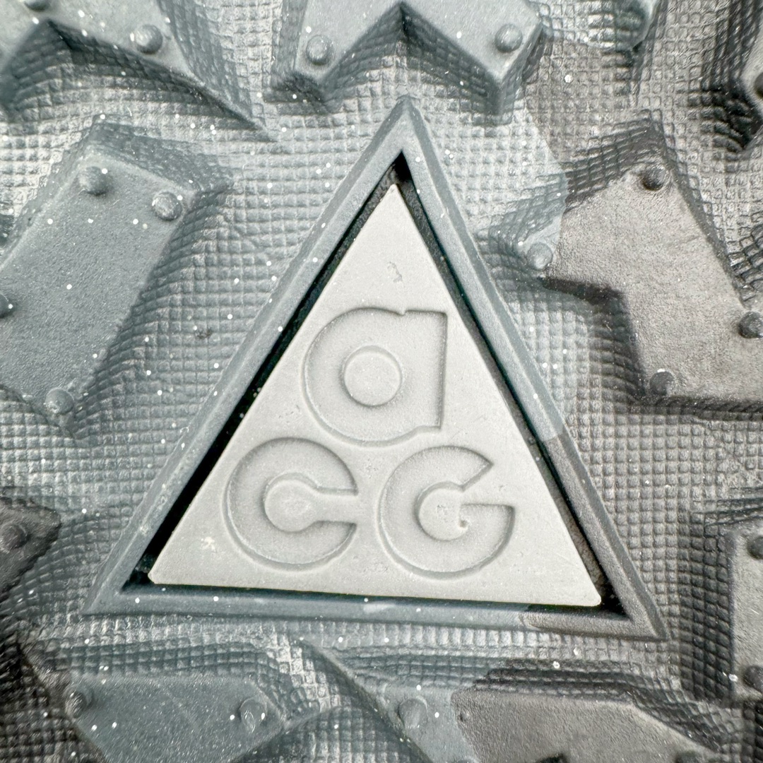 图片[22]-＃AW纯原 NK ACG Mountain Fly 2 Low GTX 复古潮流户外登山鞋防水慢跑鞋 HF6245-001 全新来袭 该款沿袭前代高帮版型的设计传统 轻盈鞋面结合灵巧的脚踝包裹设计 为双足打造出一体化的舒适脚感 助力轻松畅行 中底融入柔软的React泡棉与Vaporfiy 科技 让你在岩石小径徒步时也像行走在都市般轻松舒适 粘性橡胶大底铸就了攀岩级别的出众抓地力 助你从容面对各种环境挑战 尺码：36 36.5 37.5 38 38.5 39 40 40.5 41 42 42.5 43 44 44.5 45 46-选品中心