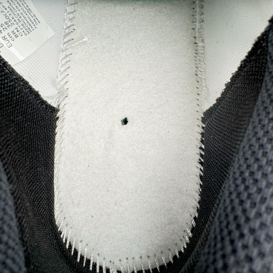 图片[10]-＃AW纯原 CDG x NK ACG Mountain Fly 2 Low GTX 联名复古潮流户外登山鞋防水慢跑鞋 FZ3311-101 全新来袭 该款沿袭前代高帮版型的设计传统 轻盈鞋面结合灵巧的脚踝包裹设计 为双足打造出一体化的舒适脚感 助力轻松畅行 中底融入柔软的React泡棉与Vaporfly 科技 让你在岩石小径徒步时也像行走在都市般轻松舒适 粘性橡胶大底铸就了攀岩级别的出众抓地力 助你从容面对各种环境挑战 尺码：36 36.5 37.5 38 38.5 39 40 40.5 41 42 42.5 43 44 44.5 45 46-选品中心