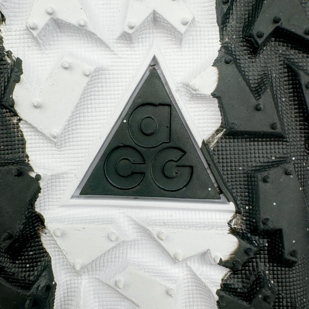 图片[18]-＃AW纯原 CDG x NK ACG Mountain Fly 2 Low GTX 联名复古潮流户外登山鞋防水慢跑鞋 FZ3311-001 全新来袭 该款沿袭前代高帮版型的设计传统 轻盈鞋面结合灵巧的脚踝包裹设计 为双足打造出一体化的舒适脚感 助力轻松畅行 中底融入柔软的React泡棉与Vaporfly 科技 让你在岩石小径徒步时也像行走在都市般轻松舒适 粘性橡胶大底铸就了攀岩级别的出众抓地力 助你从容面对各种环境挑战 尺码：36 36.5 37.5 38 38.5 39 40 40.5 41 42 42.5 43 44 44.5 45 46-选品中心