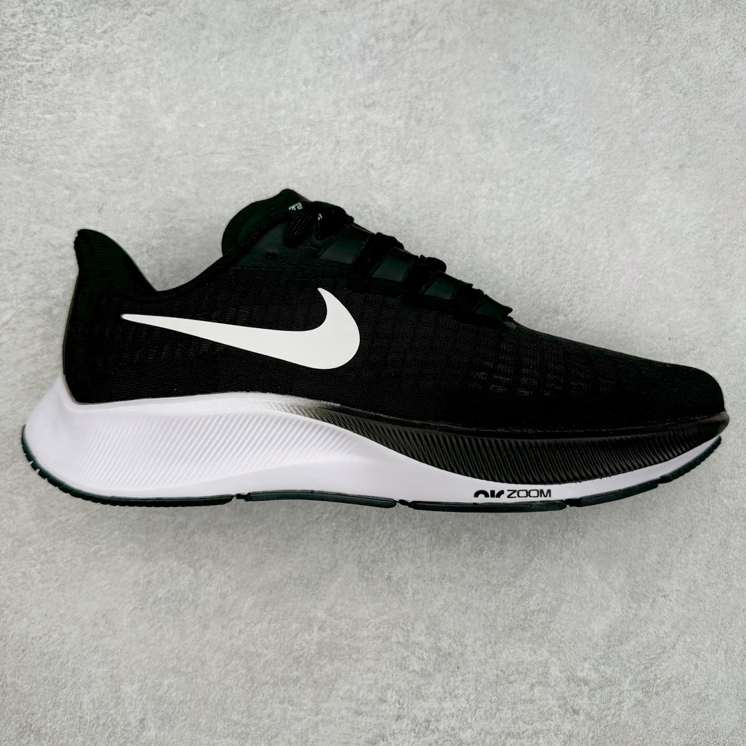 ＃纯原福利 NK Zoom Pegasus 飞马39代马拉松系列网面透气缓震疾速跑鞋 九针眼网纱透气缓震疾速跑鞋 焕新升级 助力攻克湿滑的跑步征程 外底设计结合凹槽 铸就非凡抓地力 粘性橡胶助力提供非凡抓地力 合成材质与织物包覆双足 营造如袜子般透气舒适的穿着体验 传统鞋带系统易于调节 塑就个性化贴合体验 尺码：36 36.5 37.5 38 38.5 39 40 40.5 41 42 42.5 43 44 44.5 45-选品中心