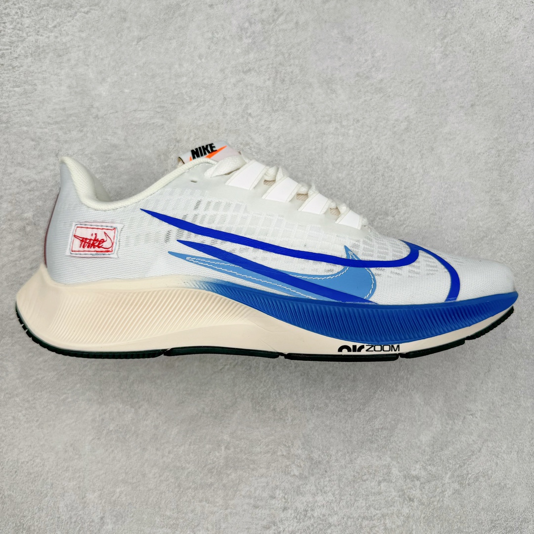 ＃纯原福利 NK Zoom Pegasus 飞马39代马拉松系列网面透气缓震疾速跑鞋 九针眼网纱透气缓震疾速跑鞋 焕新升级 助力攻克湿滑的跑步征程 外底设计结合凹槽 铸就非凡抓地力 粘性橡胶助力提供非凡抓地力 合成材质与织物包覆双足 营造如袜子般透气舒适的穿着体验 传统鞋带系统易于调节 塑就个性化贴合体验 尺码：36 36.5 37.5 38 38.5 39 40 40.5 41 42 42.5 43 44 44.5 45-选品中心