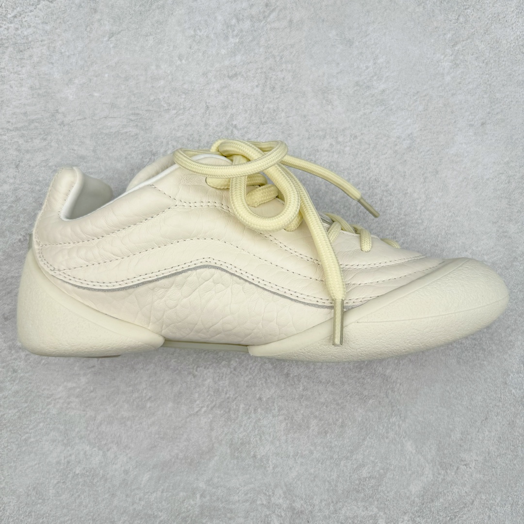 ALEXANDER MCQUEEN 亚历山大麦昆 2024s Flexion复古运动鞋 受到解剖学的启发 分体鞋底和肌腱状元素体现了品牌初期的设计主题 采用粒面皮革制成，配有不同尺寸的鞋带和一个受脚部解剖结构本身启发的轻质分体鞋底，轻盈软性，运动鞋的后跟处有一个浮雕的倒置骷髅装饰 感觉非常有攀登风格，简约低调设计 可搭配成衣系列演绎百搭造型 定制小牛皮材质 流行元素拉满，Alexander McQueen x DONGLIANG |首次合作品牌现任创意总监Sean McGirr操刀。尺码：35 36 37 38 39 40-选品中心