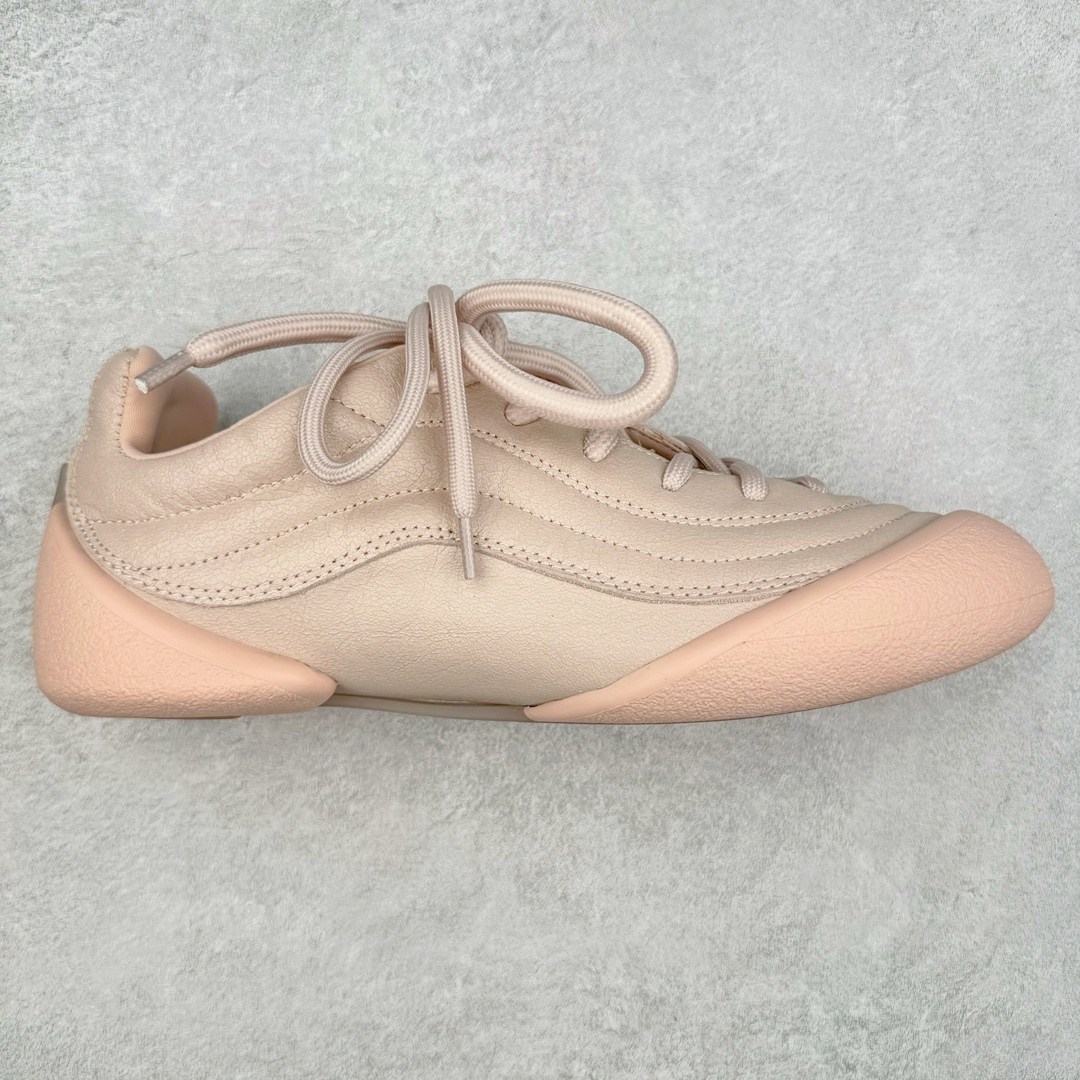 ALEXANDER MCQUEEN 亚历山大麦昆 2024s Flexion复古运动鞋 受到解剖学的启发 分体鞋底和肌腱状元素体现了品牌初期的设计主题 采用粒面皮革制成，配有不同尺寸的鞋带和一个受脚部解剖结构本身启发的轻质分体鞋底，轻盈软性，运动鞋的后跟处有一个浮雕的倒置骷髅装饰 感觉非常有攀登风格，简约低调设计 可搭配成衣系列演绎百搭造型 定制小牛皮材质 流行元素拉满，Alexander McQueen x DONGLIANG |首次合作品牌现任创意总监Sean McGirr操刀。尺码：35 36 37 38 39 40-选品中心