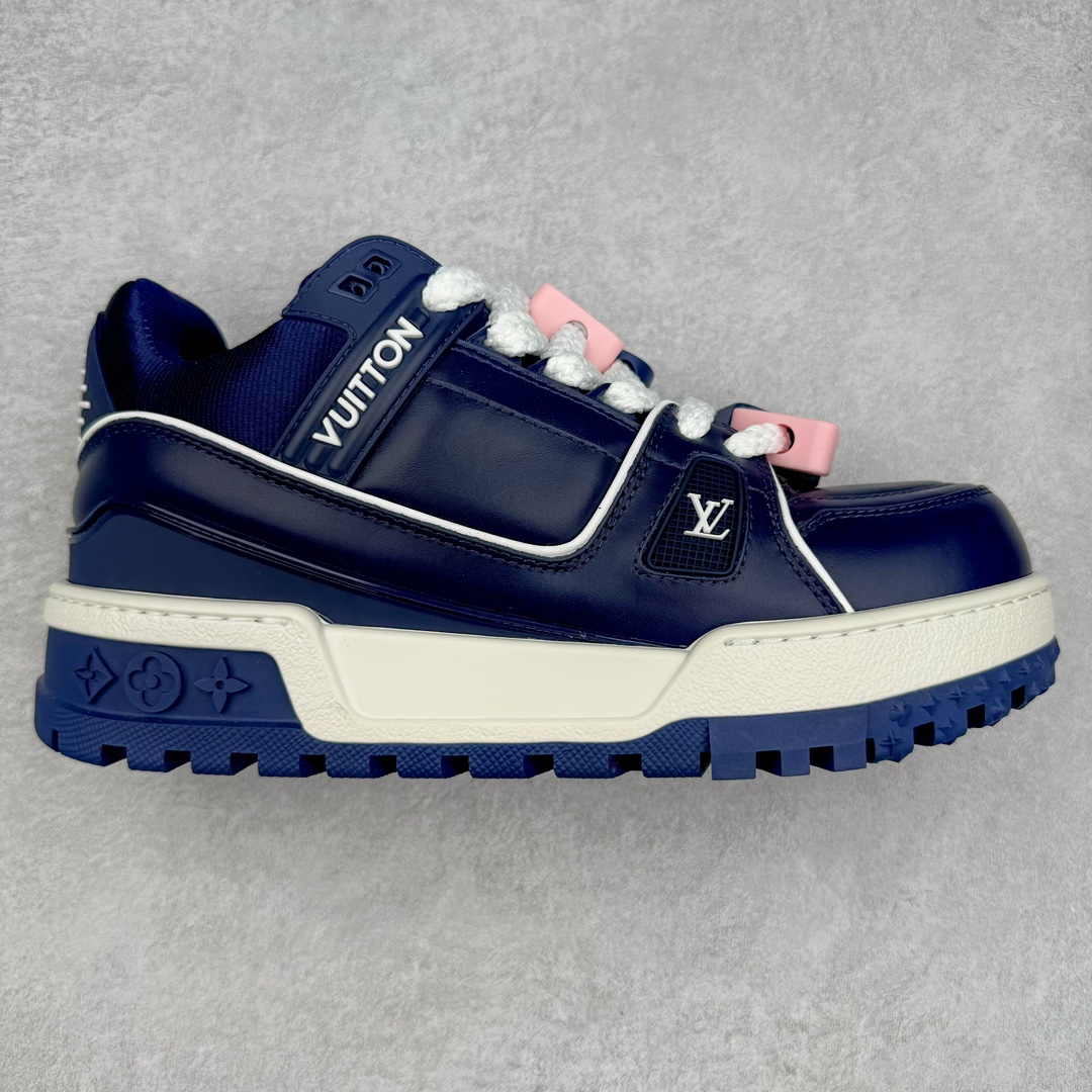 lv Trainer Maxi 小胖丁系列面包鞋 驴牌23S时尚走秀款 原版购入开发历时半年开发打造 原版完美楦型 多次调试 达到还原99% 鞋面独家订制细柔小牛皮 厚实织物鞋带 独家私模超轻TPU大底 原配扣子串珠 正确原装黄色鞋盒 正确中底印花 鞋面印花3D高频深度立体 全鞋电脑针车 紧密相连 针距密度一致 皮面裁剪部位 统一油边封口工艺 备受瞩目火热面包鞋再次拉满流量 各地网红上脚 立体饱满的彩色面包鞋身 超大版型重新诠释了 Virgil Abloh大热lv运动时装鞋 完美增高5CM Size 36 37 38 39 40 41 42 43 44 45-选品中心