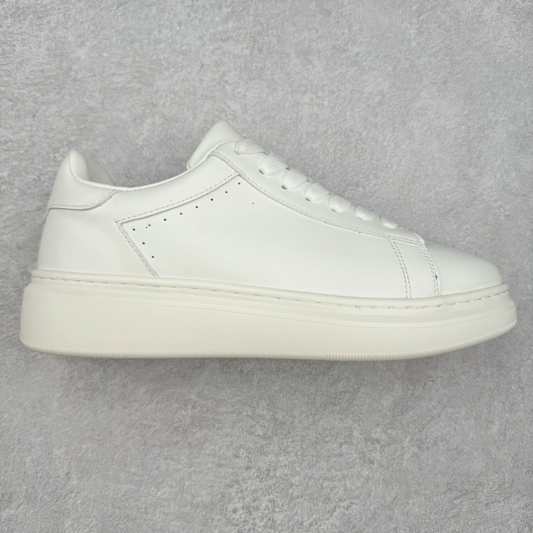 THOM WILLS TW休闲百搭小牛皮小白鞋厚底增高轻便透气舒适低帮板鞋 白色 打破增高鞋厚重且实际增高效果不理想的常规设计，多次调整鞋身线条与内部结构，保留轻便外形，超越同类鞋履的增高效果，舒适增高约5CM。LONDON MIST小牛皮，雾面哑光，质地顺滑细腻，尽显高阶质感，更挺括耐折，舒适时髦。内里牛皮包裹，经水染工艺处理，质地柔软，毛孔细腻，吸汗透气，长时间穿着仍可保持脚部清爽。发泡鞋底柔软轻盈，弹性减震，防滑耐磨。仿生工艺结构更符合亚洲人群足弓构造，降低负担，品牌标识展示时尚态度。尺码：35 36 37 38 39 40 41 42 43 44 45-选品中心