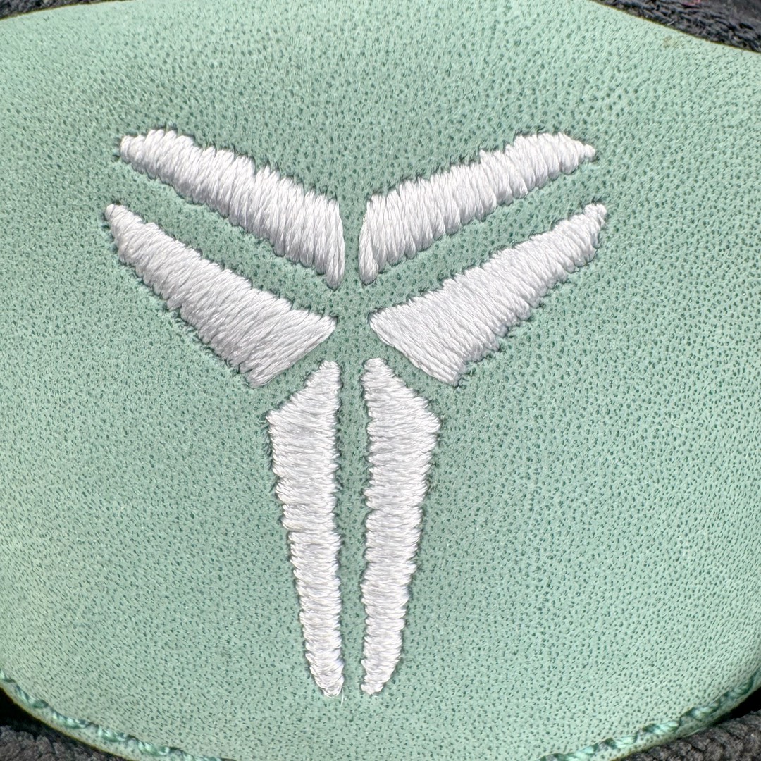 图片[15]-＃JC纯原 NK Zoom Kobe 4 科比四代 父亲节绿色 FQ3545-300 一个月返厂/换新售后服务 支持各种实战 全套原纸板楦头开发 原档数据私模唯一正确组合大底 高压Zoom Turbo气垫➕后掌EVA缓震 实战配置直接拉满 原楦纸板开发 鞋身流线型、后跟塑形 区分土肥圆 原档数据3D打印 鞋面细节匹配原版 全身鞋材卡料色独家定制 正确喷漆 SWOOSH NK专利Flyknit飞线科技 给予鞋身足够抗扭矩力 真实底模最大48.5 实战利器 尺码：40 40.5 41 42 42.5 43 44 44.5 45 46 47.5 48.5 （脚宽、脚胖 建议买大半码）-选品中心