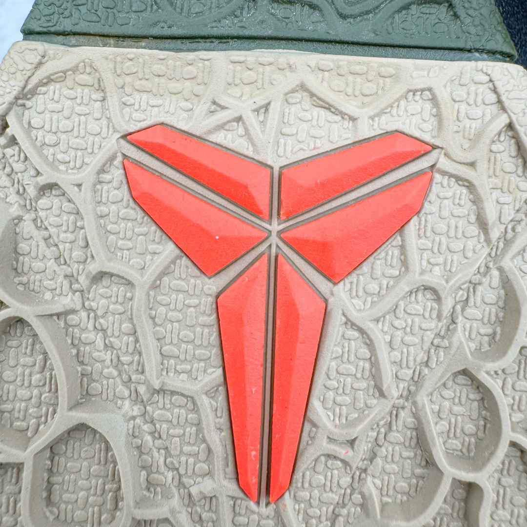 图片[20]-＃JC纯原 NK Zoom Kobe 6 Protro 科比六代 军绿迷彩 FQ3546-001 全套原纸板楦头开发 确保原汁原味 完美呈现版型 一比一鞋头弧度高度鞋身弧度 细节品控鞋型完美 原厂TPU网格鞋带扣 正确内里网布 前后气垫加持 信仰绝不减配 全鞋身材料卡色独家定制 SWOOSH 蛇鳞 正确珠光效果（内嵌珍珠粉）独家前掌Zoom Turbo 后掌马蹄Zoom缓震 内置全真动态飞线 独家复刻U型缓震垫带独立钢印 十年情怀 这里完美落地 偏小半码 尺码：40 40.5 41 42 42.5 43 44 44.5 45 46 47.5 48.5-选品中心