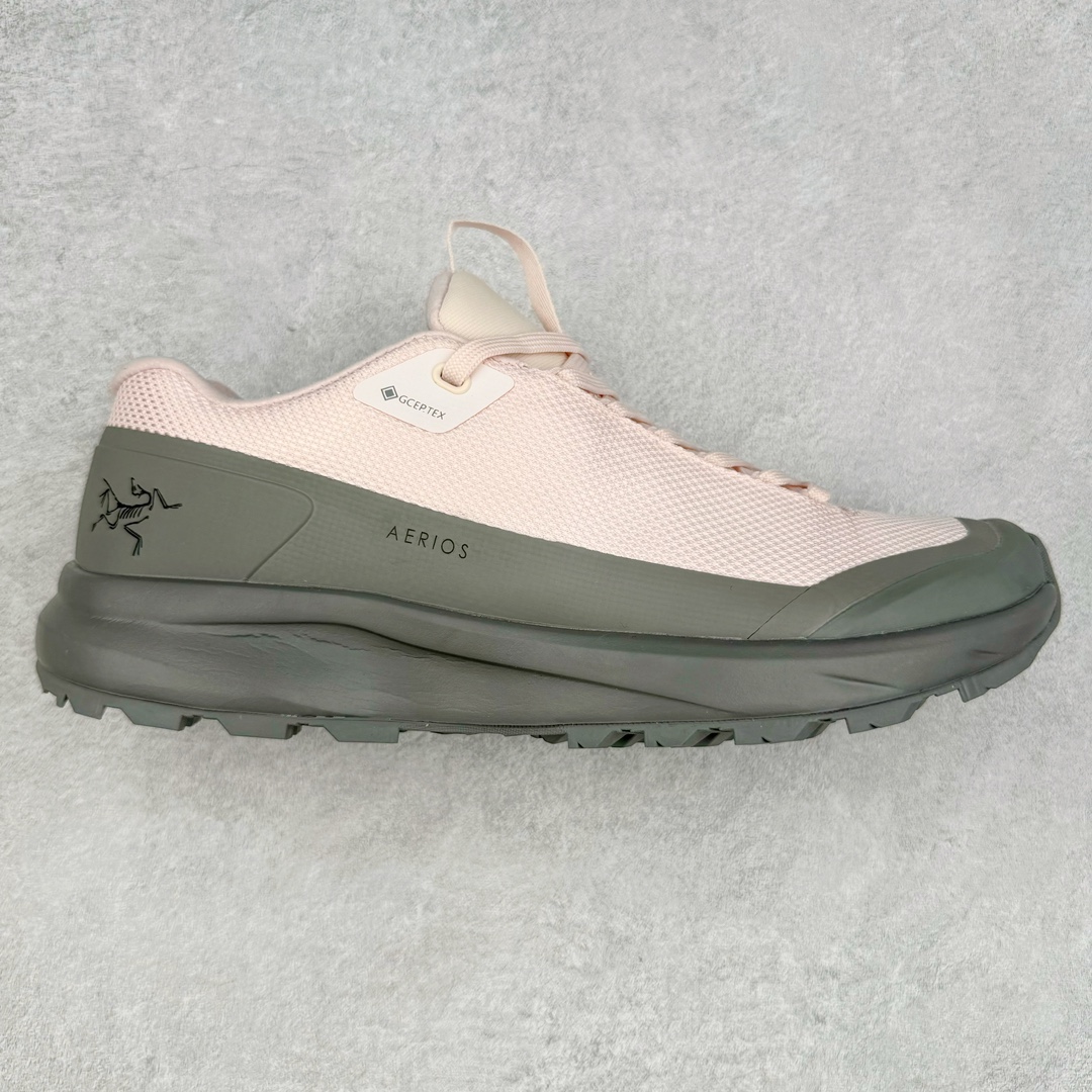 ＃纯原 加拿大品牌 始祖鸟Arcteryx Aerios AURA Low 始祖鸟系列长距离越野登山徒步户外防水多功能运动跑鞋 ARC\’TERYX始祖鸟，户外运动产品的天花板品牌，2017年发布第一款越野跑鞋NORVAN VT，始祖鸟的越野跑鞋分为三个系列，分别是：VT（Vertical Terrain垂直地形）、LD（Long Distance长距离）、SL（Super Light超轻），发展到今日已经更新到了第三代产品，而NORVAN的命名源于北温哥华（North Vancouver）代表高性能越野跑系统。在2018年我测评了始祖鸟第一代长距离越野跑鞋NORVAN LD，而这次测评的，正是该系列的第三代产品NORVAN LD 3，它与初代相比可以说是脱胎换骨的改变。在整体外观方面，NORVAN LD 3保持了ARC\’TERYX始祖鸟一贯的设计风格，配色一如既往的“素”，使用纯色营造出高级感。鞋面采用单层网孔Cordura®鞋面，与初代的紧密编织鞋面相比透气性能更好，鞋面热压了TPU薄膜支撑鞋面，得益于靠近中底整圈的热压TPU，使NORVAN LD 3的涉水深度更深。NORVAN LD 3帮面一体成型，只在跟杯正中进行缝合，跟杯有硬质港宝，能有效支撑和锁定足跟，足跟外侧印刷了ARC\’TERYX始祖鸟LOGO。鞋头多层防踢设计保护脚趾，避免脚趾踢到尖利的岩石导致受伤。尺码：36 36.5 37.5 38 38.5 39 40 40.5 41 42 42.5 43 44 44.5 45 46-选品中心