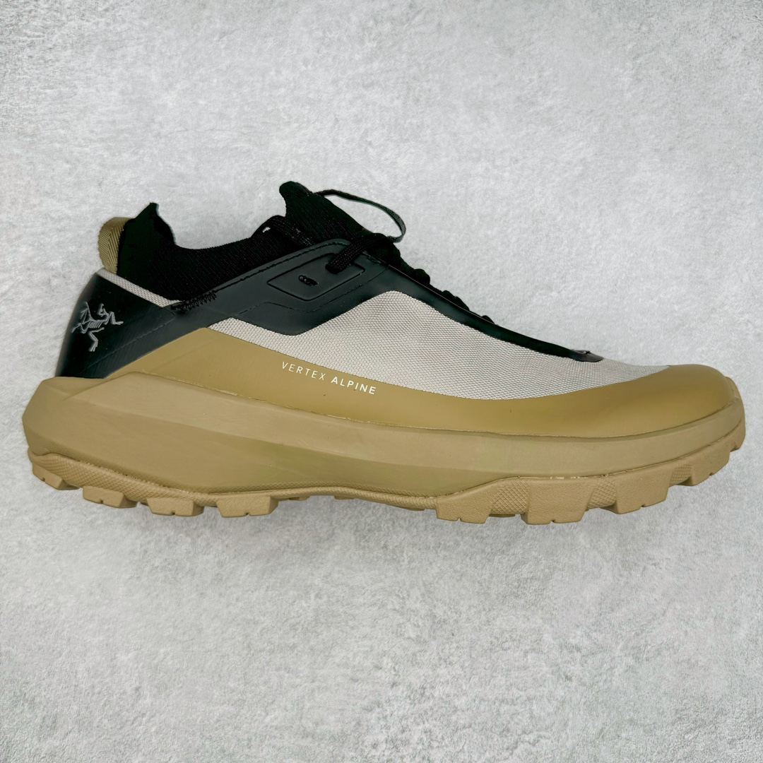＃纯原 Arcteryx Vertex Alpine GTX阿尔卑斯山顶峰系列低帮越野徒步户外运动登山运动鞋 这款GORE-TEX鞋履适合希望在技术路线上更快前进的山地跑步者穿着，无需担心地形条件如何。中底的Rocker Geometry几何结构设计带来推进力，并采用InFuse材料制成，这是一种轻质、高响应性的EVA和聚烯烃合成材料，可提供回弹并吸收冲击力。抓地平稳的Vibram Megagrip外底采用LITEBASE技术，在减轻重量的同时不影响性能，而多向凸耳花纹设计带来更强的抓地力。鞋身贴合包裹脚部，针织鞋领可阻挡碎屑进鞋。尺码：39-44-选品中心