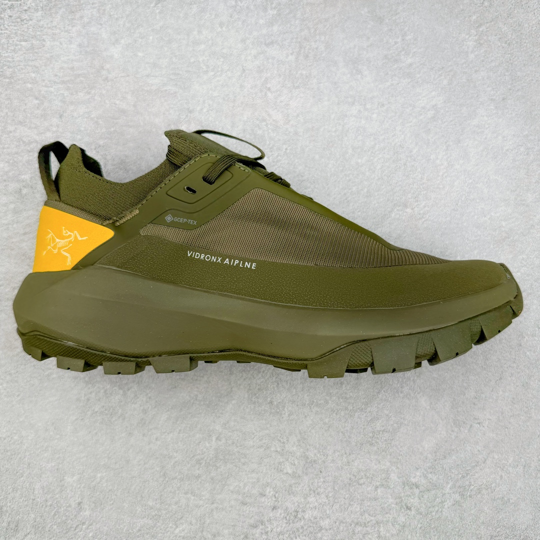 ＃纯原 Arcteryx Vertex Alpine GTX阿尔卑斯山顶峰系列低帮越野徒步户外运动登山运动鞋 这款GORE-TEX鞋履适合希望在技术路线上更快前进的山地跑步者穿着，无需担心地形条件如何。中底的Rocker Geometry几何结构设计带来推进力，并采用InFuse材料制成，这是一种轻质、高响应性的EVA和聚烯烃合成材料，可提供回弹并吸收冲击力。抓地平稳的Vibram Megagrip外底采用LITEBASE技术，在减轻重量的同时不影响性能，而多向凸耳花纹设计带来更强的抓地力。鞋身贴合包裹脚部，针织鞋领可阻挡碎屑进鞋。尺码：39-44-选品中心