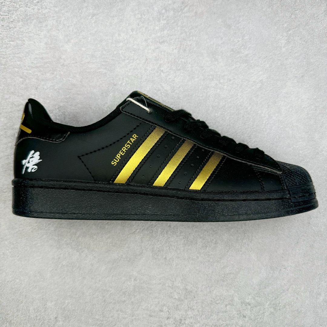 AD Originals Superstar 经典复古贝壳头板鞋 EG4959 诞生于1969年 是第一双将全皮面鞋 身与橡胶鞋头结合在一起的低帮篮球鞋 Superstar最开始 是作为高帮篮球鞋Pro Model的低帮版本而出现的 但因为其独特和醒目的橡胶鞋头造型而让大家熟知 被大家形象地称为\\\”shelltoe\\\”贝壳头 在70年代的美国职业篮球场上 接近3/4的NBA球员都将这双Superstar作为场上用鞋 80年代之后 经过不断的改良和发展 Superstar逐渐成为横跨时装、音乐、街头文化、休闲和运动等各大领域的时尚潮鞋 尺码：36 36.5 37 38 38.5 39 40 40.5 41 42 42.5 43 44 44.5 45-选品中心