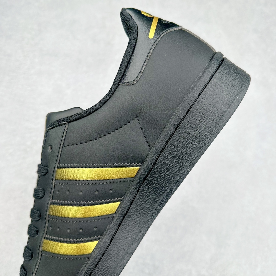 图片[7]-AD Originals Superstar 经典复古贝壳头板鞋 EG4959 诞生于1969年 是第一双将全皮面鞋 身与橡胶鞋头结合在一起的低帮篮球鞋 Superstar最开始 是作为高帮篮球鞋Pro Model的低帮版本而出现的 但因为其独特和醒目的橡胶鞋头造型而让大家熟知 被大家形象地称为\\\”shelltoe\\\”贝壳头 在70年代的美国职业篮球场上 接近3/4的NBA球员都将这双Superstar作为场上用鞋 80年代之后 经过不断的改良和发展 Superstar逐渐成为横跨时装、音乐、街头文化、休闲和运动等各大领域的时尚潮鞋 尺码：36 36.5 37 38 38.5 39 40 40.5 41 42 42.5 43 44 44.5 45-选品中心