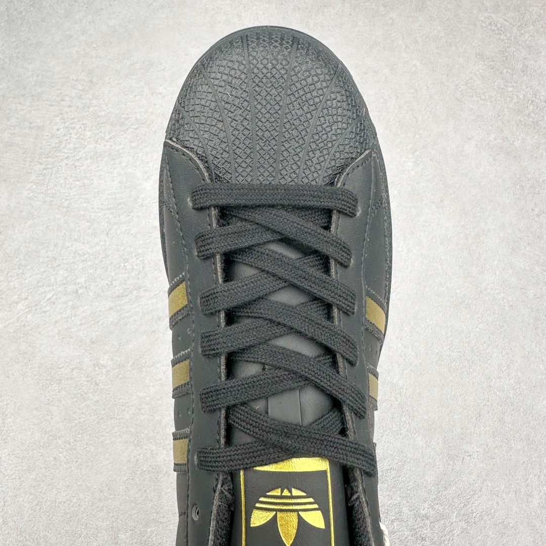 图片[4]-AD Originals Superstar 经典复古贝壳头板鞋 EG4959 诞生于1969年 是第一双将全皮面鞋 身与橡胶鞋头结合在一起的低帮篮球鞋 Superstar最开始 是作为高帮篮球鞋Pro Model的低帮版本而出现的 但因为其独特和醒目的橡胶鞋头造型而让大家熟知 被大家形象地称为\\\”shelltoe\\\”贝壳头 在70年代的美国职业篮球场上 接近3/4的NBA球员都将这双Superstar作为场上用鞋 80年代之后 经过不断的改良和发展 Superstar逐渐成为横跨时装、音乐、街头文化、休闲和运动等各大领域的时尚潮鞋 尺码：36 36.5 37 38 38.5 39 40 40.5 41 42 42.5 43 44 44.5 45-选品中心