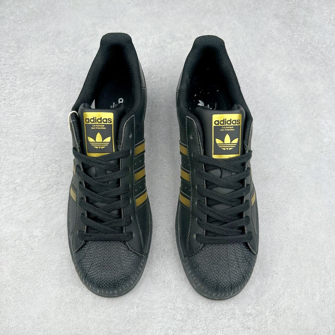 图片[2]-AD Originals Superstar 经典复古贝壳头板鞋 EG4959 诞生于1969年 是第一双将全皮面鞋 身与橡胶鞋头结合在一起的低帮篮球鞋 Superstar最开始 是作为高帮篮球鞋Pro Model的低帮版本而出现的 但因为其独特和醒目的橡胶鞋头造型而让大家熟知 被大家形象地称为\\\”shelltoe\\\”贝壳头 在70年代的美国职业篮球场上 接近3/4的NBA球员都将这双Superstar作为场上用鞋 80年代之后 经过不断的改良和发展 Superstar逐渐成为横跨时装、音乐、街头文化、休闲和运动等各大领域的时尚潮鞋 尺码：36 36.5 37 38 38.5 39 40 40.5 41 42 42.5 43 44 44.5 45-选品中心