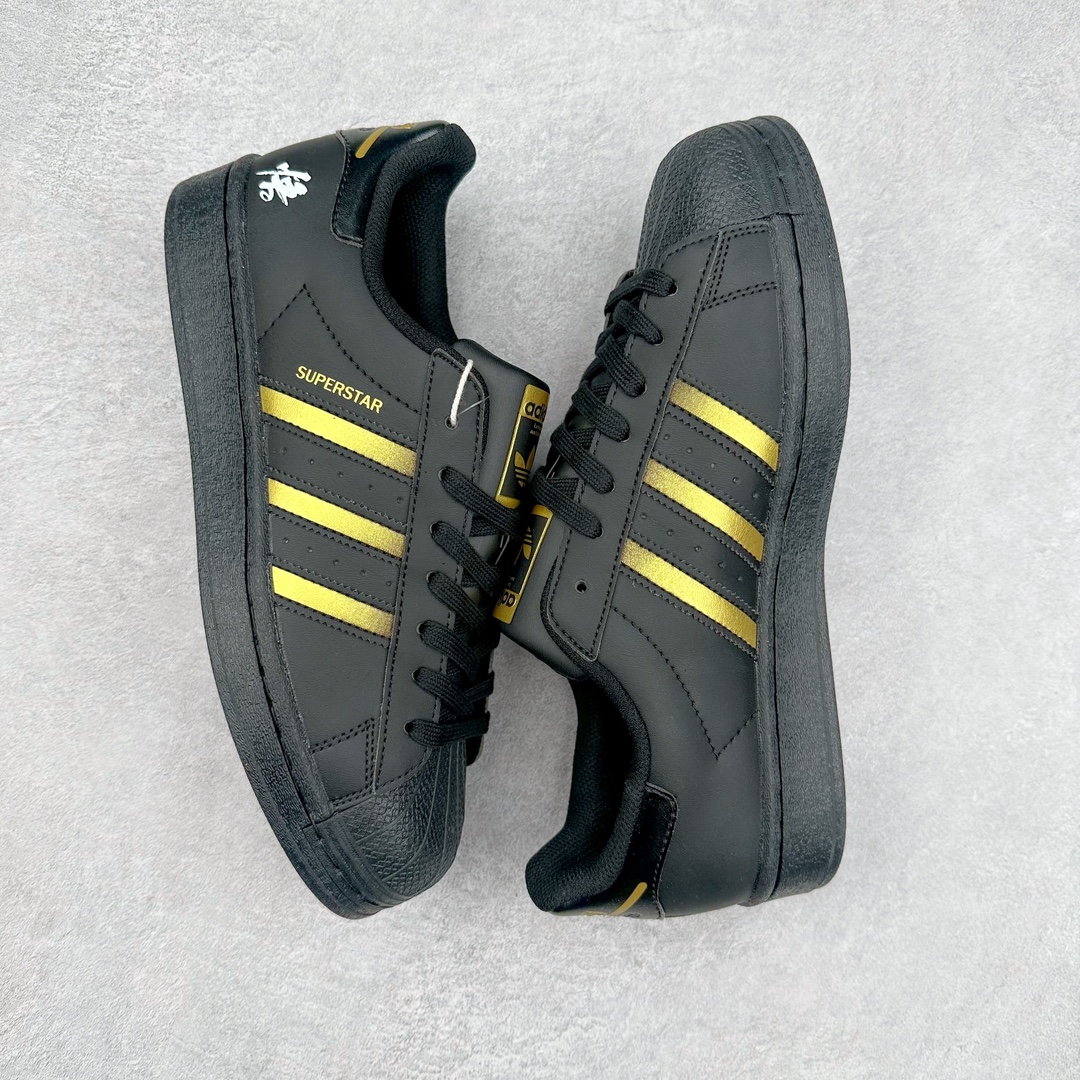 图片[3]-AD Originals Superstar 经典复古贝壳头板鞋 EG4959 诞生于1969年 是第一双将全皮面鞋 身与橡胶鞋头结合在一起的低帮篮球鞋 Superstar最开始 是作为高帮篮球鞋Pro Model的低帮版本而出现的 但因为其独特和醒目的橡胶鞋头造型而让大家熟知 被大家形象地称为\\\”shelltoe\\\”贝壳头 在70年代的美国职业篮球场上 接近3/4的NBA球员都将这双Superstar作为场上用鞋 80年代之后 经过不断的改良和发展 Superstar逐渐成为横跨时装、音乐、街头文化、休闲和运动等各大领域的时尚潮鞋 尺码：36 36.5 37 38 38.5 39 40 40.5 41 42 42.5 43 44 44.5 45-选品中心