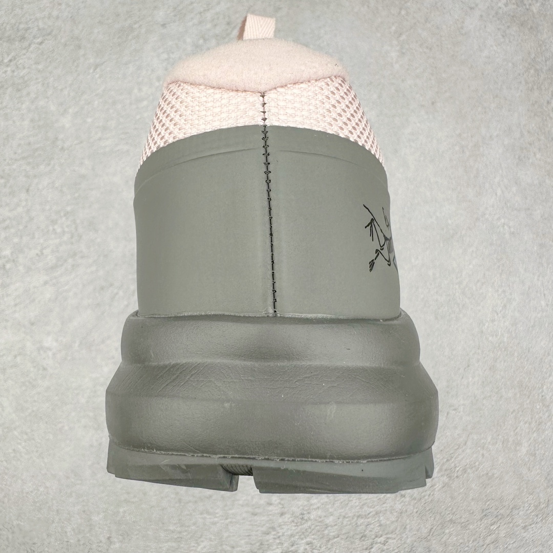 图片[8]-＃纯原 加拿大品牌 始祖鸟Arcteryx Aerios AURA Low 始祖鸟系列长距离越野登山徒步户外防水多功能运动跑鞋 ARC\’TERYX始祖鸟，户外运动产品的天花板品牌，2017年发布第一款越野跑鞋NORVAN VT，始祖鸟的越野跑鞋分为三个系列，分别是：VT（Vertical Terrain垂直地形）、LD（Long Distance长距离）、SL（Super Light超轻），发展到今日已经更新到了第三代产品，而NORVAN的命名源于北温哥华（North Vancouver）代表高性能越野跑系统。在2018年我测评了始祖鸟第一代长距离越野跑鞋NORVAN LD，而这次测评的，正是该系列的第三代产品NORVAN LD 3，它与初代相比可以说是脱胎换骨的改变。在整体外观方面，NORVAN LD 3保持了ARC\’TERYX始祖鸟一贯的设计风格，配色一如既往的“素”，使用纯色营造出高级感。鞋面采用单层网孔Cordura®鞋面，与初代的紧密编织鞋面相比透气性能更好，鞋面热压了TPU薄膜支撑鞋面，得益于靠近中底整圈的热压TPU，使NORVAN LD 3的涉水深度更深。NORVAN LD 3帮面一体成型，只在跟杯正中进行缝合，跟杯有硬质港宝，能有效支撑和锁定足跟，足跟外侧印刷了ARC\’TERYX始祖鸟LOGO。鞋头多层防踢设计保护脚趾，避免脚趾踢到尖利的岩石导致受伤。尺码：36 36.5 37.5 38 38.5 39 40 40.5 41 42 42.5 43 44 44.5 45 46-选品中心