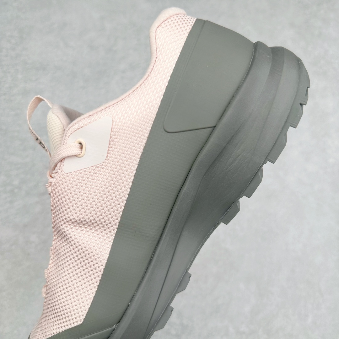 图片[7]-＃纯原 加拿大品牌 始祖鸟Arcteryx Aerios AURA Low 始祖鸟系列长距离越野登山徒步户外防水多功能运动跑鞋 ARC\’TERYX始祖鸟，户外运动产品的天花板品牌，2017年发布第一款越野跑鞋NORVAN VT，始祖鸟的越野跑鞋分为三个系列，分别是：VT（Vertical Terrain垂直地形）、LD（Long Distance长距离）、SL（Super Light超轻），发展到今日已经更新到了第三代产品，而NORVAN的命名源于北温哥华（North Vancouver）代表高性能越野跑系统。在2018年我测评了始祖鸟第一代长距离越野跑鞋NORVAN LD，而这次测评的，正是该系列的第三代产品NORVAN LD 3，它与初代相比可以说是脱胎换骨的改变。在整体外观方面，NORVAN LD 3保持了ARC\’TERYX始祖鸟一贯的设计风格，配色一如既往的“素”，使用纯色营造出高级感。鞋面采用单层网孔Cordura®鞋面，与初代的紧密编织鞋面相比透气性能更好，鞋面热压了TPU薄膜支撑鞋面，得益于靠近中底整圈的热压TPU，使NORVAN LD 3的涉水深度更深。NORVAN LD 3帮面一体成型，只在跟杯正中进行缝合，跟杯有硬质港宝，能有效支撑和锁定足跟，足跟外侧印刷了ARC\’TERYX始祖鸟LOGO。鞋头多层防踢设计保护脚趾，避免脚趾踢到尖利的岩石导致受伤。尺码：36 36.5 37.5 38 38.5 39 40 40.5 41 42 42.5 43 44 44.5 45 46-选品中心