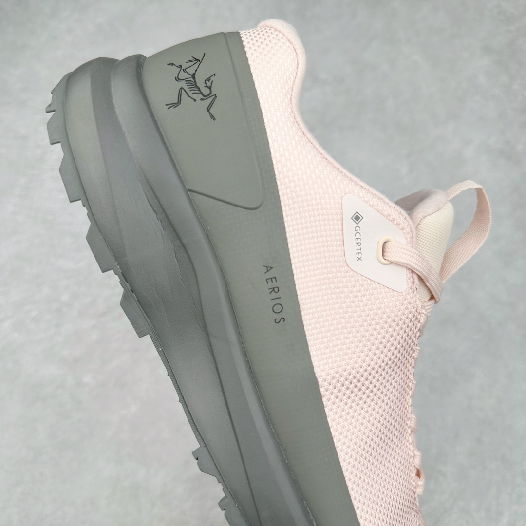 图片[6]-＃纯原 加拿大品牌 始祖鸟Arcteryx Aerios AURA Low 始祖鸟系列长距离越野登山徒步户外防水多功能运动跑鞋 ARC\’TERYX始祖鸟，户外运动产品的天花板品牌，2017年发布第一款越野跑鞋NORVAN VT，始祖鸟的越野跑鞋分为三个系列，分别是：VT（Vertical Terrain垂直地形）、LD（Long Distance长距离）、SL（Super Light超轻），发展到今日已经更新到了第三代产品，而NORVAN的命名源于北温哥华（North Vancouver）代表高性能越野跑系统。在2018年我测评了始祖鸟第一代长距离越野跑鞋NORVAN LD，而这次测评的，正是该系列的第三代产品NORVAN LD 3，它与初代相比可以说是脱胎换骨的改变。在整体外观方面，NORVAN LD 3保持了ARC\’TERYX始祖鸟一贯的设计风格，配色一如既往的“素”，使用纯色营造出高级感。鞋面采用单层网孔Cordura®鞋面，与初代的紧密编织鞋面相比透气性能更好，鞋面热压了TPU薄膜支撑鞋面，得益于靠近中底整圈的热压TPU，使NORVAN LD 3的涉水深度更深。NORVAN LD 3帮面一体成型，只在跟杯正中进行缝合，跟杯有硬质港宝，能有效支撑和锁定足跟，足跟外侧印刷了ARC\’TERYX始祖鸟LOGO。鞋头多层防踢设计保护脚趾，避免脚趾踢到尖利的岩石导致受伤。尺码：36 36.5 37.5 38 38.5 39 40 40.5 41 42 42.5 43 44 44.5 45 46-选品中心