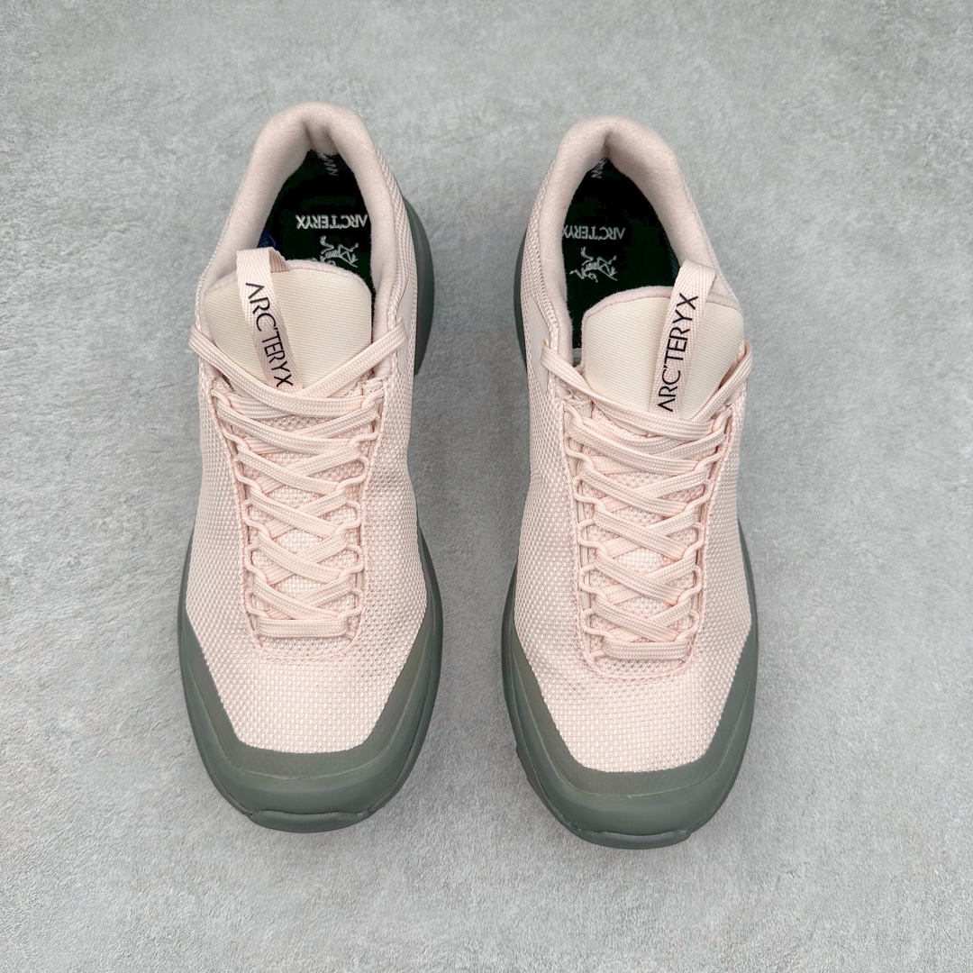 图片[2]-＃纯原 加拿大品牌 始祖鸟Arcteryx Aerios AURA Low 始祖鸟系列长距离越野登山徒步户外防水多功能运动跑鞋 ARC\’TERYX始祖鸟，户外运动产品的天花板品牌，2017年发布第一款越野跑鞋NORVAN VT，始祖鸟的越野跑鞋分为三个系列，分别是：VT（Vertical Terrain垂直地形）、LD（Long Distance长距离）、SL（Super Light超轻），发展到今日已经更新到了第三代产品，而NORVAN的命名源于北温哥华（North Vancouver）代表高性能越野跑系统。在2018年我测评了始祖鸟第一代长距离越野跑鞋NORVAN LD，而这次测评的，正是该系列的第三代产品NORVAN LD 3，它与初代相比可以说是脱胎换骨的改变。在整体外观方面，NORVAN LD 3保持了ARC\’TERYX始祖鸟一贯的设计风格，配色一如既往的“素”，使用纯色营造出高级感。鞋面采用单层网孔Cordura®鞋面，与初代的紧密编织鞋面相比透气性能更好，鞋面热压了TPU薄膜支撑鞋面，得益于靠近中底整圈的热压TPU，使NORVAN LD 3的涉水深度更深。NORVAN LD 3帮面一体成型，只在跟杯正中进行缝合，跟杯有硬质港宝，能有效支撑和锁定足跟，足跟外侧印刷了ARC\’TERYX始祖鸟LOGO。鞋头多层防踢设计保护脚趾，避免脚趾踢到尖利的岩石导致受伤。尺码：36 36.5 37.5 38 38.5 39 40 40.5 41 42 42.5 43 44 44.5 45 46-选品中心