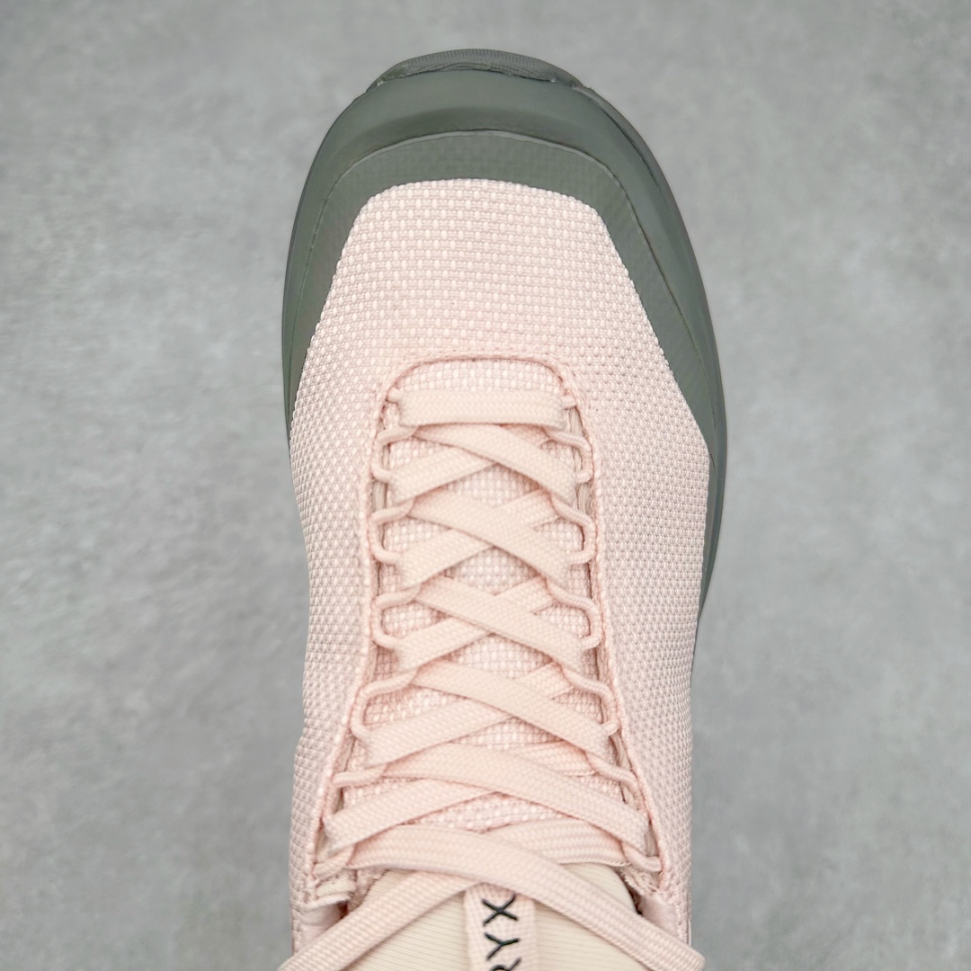 图片[4]-＃纯原 加拿大品牌 始祖鸟Arcteryx Aerios AURA Low 始祖鸟系列长距离越野登山徒步户外防水多功能运动跑鞋 ARC\’TERYX始祖鸟，户外运动产品的天花板品牌，2017年发布第一款越野跑鞋NORVAN VT，始祖鸟的越野跑鞋分为三个系列，分别是：VT（Vertical Terrain垂直地形）、LD（Long Distance长距离）、SL（Super Light超轻），发展到今日已经更新到了第三代产品，而NORVAN的命名源于北温哥华（North Vancouver）代表高性能越野跑系统。在2018年我测评了始祖鸟第一代长距离越野跑鞋NORVAN LD，而这次测评的，正是该系列的第三代产品NORVAN LD 3，它与初代相比可以说是脱胎换骨的改变。在整体外观方面，NORVAN LD 3保持了ARC\’TERYX始祖鸟一贯的设计风格，配色一如既往的“素”，使用纯色营造出高级感。鞋面采用单层网孔Cordura®鞋面，与初代的紧密编织鞋面相比透气性能更好，鞋面热压了TPU薄膜支撑鞋面，得益于靠近中底整圈的热压TPU，使NORVAN LD 3的涉水深度更深。NORVAN LD 3帮面一体成型，只在跟杯正中进行缝合，跟杯有硬质港宝，能有效支撑和锁定足跟，足跟外侧印刷了ARC\’TERYX始祖鸟LOGO。鞋头多层防踢设计保护脚趾，避免脚趾踢到尖利的岩石导致受伤。尺码：36 36.5 37.5 38 38.5 39 40 40.5 41 42 42.5 43 44 44.5 45 46-选品中心