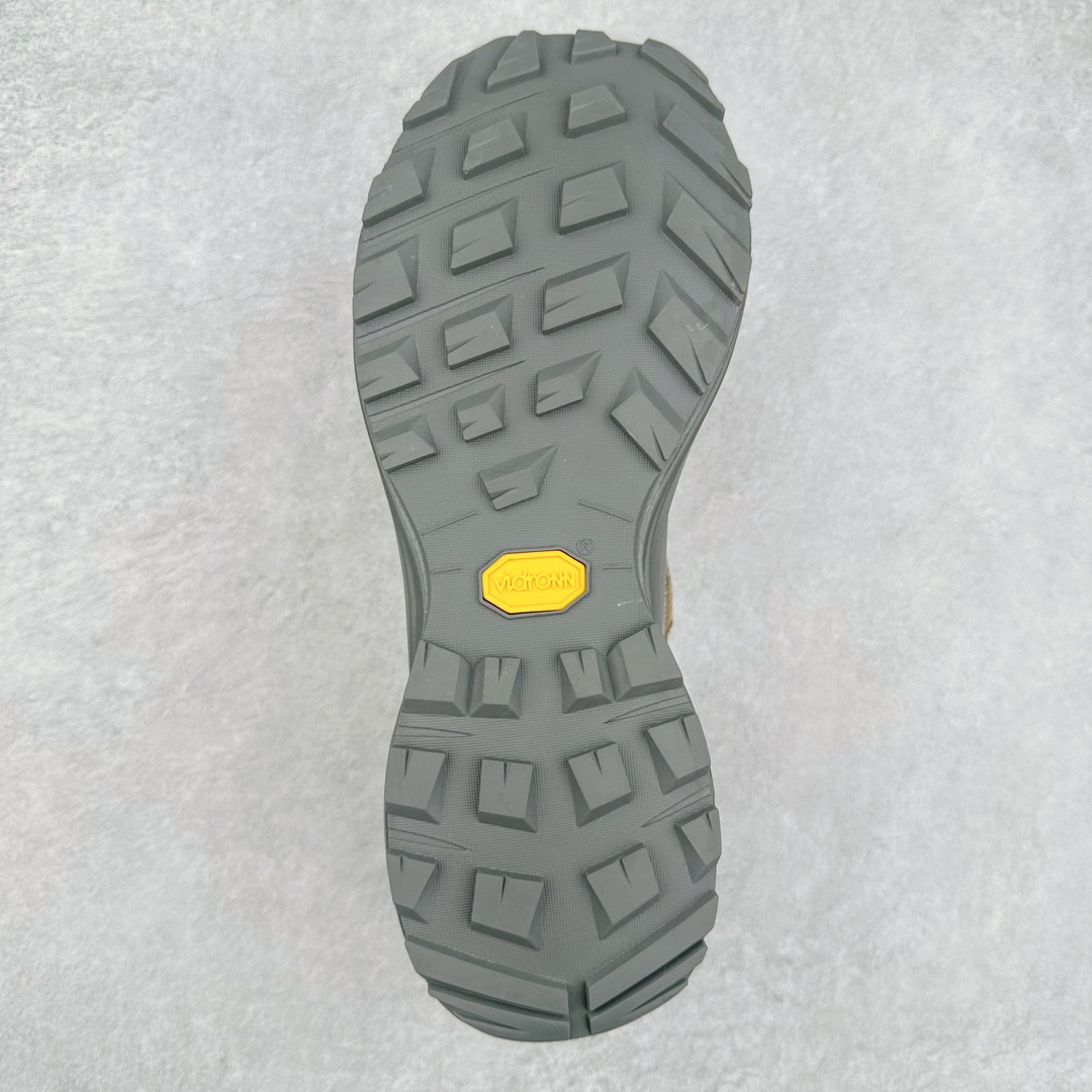 图片[9]-＃纯原 加拿大品牌 始祖鸟Arcteryx Aerios AURA Low 始祖鸟系列长距离越野登山徒步户外防水多功能运动跑鞋 ARC\’TERYX始祖鸟，户外运动产品的天花板品牌，2017年发布第一款越野跑鞋NORVAN VT，始祖鸟的越野跑鞋分为三个系列，分别是：VT（Vertical Terrain垂直地形）、LD（Long Distance长距离）、SL（Super Light超轻），发展到今日已经更新到了第三代产品，而NORVAN的命名源于北温哥华（North Vancouver）代表高性能越野跑系统。在2018年我测评了始祖鸟第一代长距离越野跑鞋NORVAN LD，而这次测评的，正是该系列的第三代产品NORVAN LD 3，它与初代相比可以说是脱胎换骨的改变。在整体外观方面，NORVAN LD 3保持了ARC\’TERYX始祖鸟一贯的设计风格，配色一如既往的“素”，使用纯色营造出高级感。鞋面采用单层网孔Cordura®鞋面，与初代的紧密编织鞋面相比透气性能更好，鞋面热压了TPU薄膜支撑鞋面，得益于靠近中底整圈的热压TPU，使NORVAN LD 3的涉水深度更深。NORVAN LD 3帮面一体成型，只在跟杯正中进行缝合，跟杯有硬质港宝，能有效支撑和锁定足跟，足跟外侧印刷了ARC\’TERYX始祖鸟LOGO。鞋头多层防踢设计保护脚趾，避免脚趾踢到尖利的岩石导致受伤。尺码：36 36.5 37.5 38 38.5 39 40 40.5 41 42 42.5 43 44 44.5 45 46-选品中心