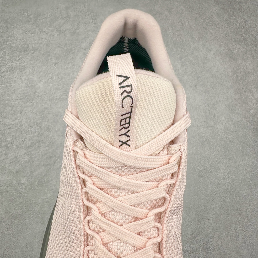 图片[5]-＃纯原 加拿大品牌 始祖鸟Arcteryx Aerios AURA Low 始祖鸟系列长距离越野登山徒步户外防水多功能运动跑鞋 ARC\’TERYX始祖鸟，户外运动产品的天花板品牌，2017年发布第一款越野跑鞋NORVAN VT，始祖鸟的越野跑鞋分为三个系列，分别是：VT（Vertical Terrain垂直地形）、LD（Long Distance长距离）、SL（Super Light超轻），发展到今日已经更新到了第三代产品，而NORVAN的命名源于北温哥华（North Vancouver）代表高性能越野跑系统。在2018年我测评了始祖鸟第一代长距离越野跑鞋NORVAN LD，而这次测评的，正是该系列的第三代产品NORVAN LD 3，它与初代相比可以说是脱胎换骨的改变。在整体外观方面，NORVAN LD 3保持了ARC\’TERYX始祖鸟一贯的设计风格，配色一如既往的“素”，使用纯色营造出高级感。鞋面采用单层网孔Cordura®鞋面，与初代的紧密编织鞋面相比透气性能更好，鞋面热压了TPU薄膜支撑鞋面，得益于靠近中底整圈的热压TPU，使NORVAN LD 3的涉水深度更深。NORVAN LD 3帮面一体成型，只在跟杯正中进行缝合，跟杯有硬质港宝，能有效支撑和锁定足跟，足跟外侧印刷了ARC\’TERYX始祖鸟LOGO。鞋头多层防踢设计保护脚趾，避免脚趾踢到尖利的岩石导致受伤。尺码：36 36.5 37.5 38 38.5 39 40 40.5 41 42 42.5 43 44 44.5 45 46-选品中心