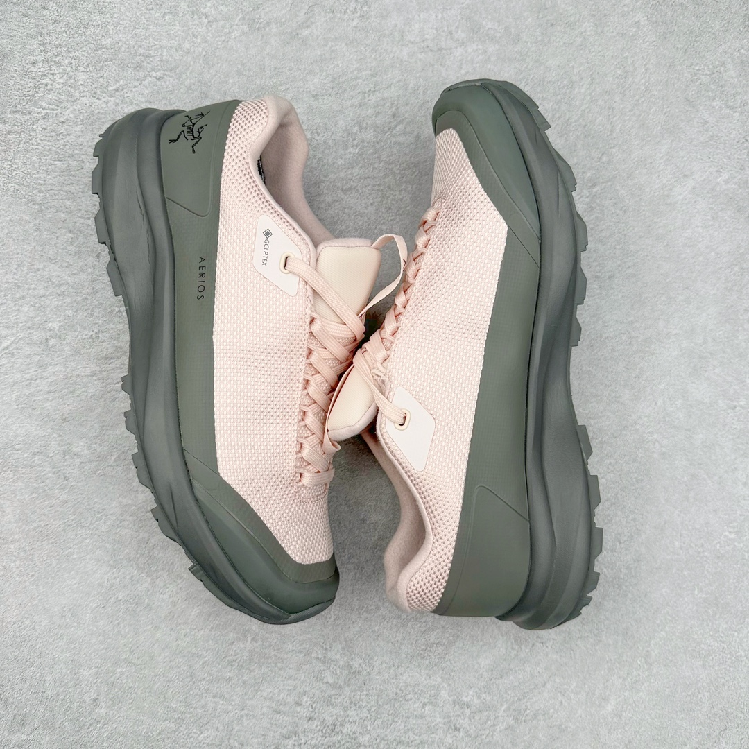 图片[3]-＃纯原 加拿大品牌 始祖鸟Arcteryx Aerios AURA Low 始祖鸟系列长距离越野登山徒步户外防水多功能运动跑鞋 ARC\’TERYX始祖鸟，户外运动产品的天花板品牌，2017年发布第一款越野跑鞋NORVAN VT，始祖鸟的越野跑鞋分为三个系列，分别是：VT（Vertical Terrain垂直地形）、LD（Long Distance长距离）、SL（Super Light超轻），发展到今日已经更新到了第三代产品，而NORVAN的命名源于北温哥华（North Vancouver）代表高性能越野跑系统。在2018年我测评了始祖鸟第一代长距离越野跑鞋NORVAN LD，而这次测评的，正是该系列的第三代产品NORVAN LD 3，它与初代相比可以说是脱胎换骨的改变。在整体外观方面，NORVAN LD 3保持了ARC\’TERYX始祖鸟一贯的设计风格，配色一如既往的“素”，使用纯色营造出高级感。鞋面采用单层网孔Cordura®鞋面，与初代的紧密编织鞋面相比透气性能更好，鞋面热压了TPU薄膜支撑鞋面，得益于靠近中底整圈的热压TPU，使NORVAN LD 3的涉水深度更深。NORVAN LD 3帮面一体成型，只在跟杯正中进行缝合，跟杯有硬质港宝，能有效支撑和锁定足跟，足跟外侧印刷了ARC\’TERYX始祖鸟LOGO。鞋头多层防踢设计保护脚趾，避免脚趾踢到尖利的岩石导致受伤。尺码：36 36.5 37.5 38 38.5 39 40 40.5 41 42 42.5 43 44 44.5 45 46-选品中心