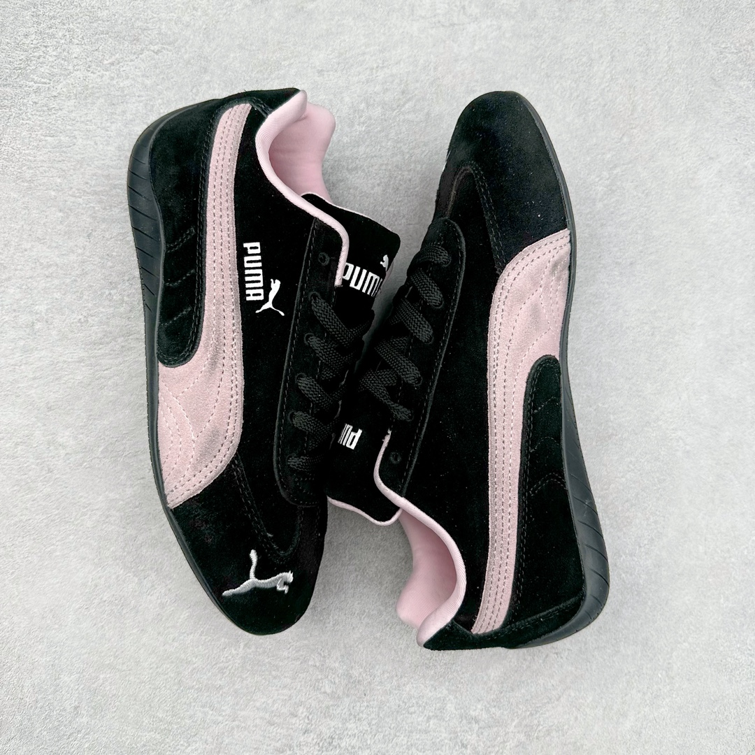 图片[3]-PUMA Speedca OG 彪马极速赛车系列低帮德训风拼接复古百搭休闲运动赛车鞋 鞋款从80、90年代赛车手所穿的防火赛车鞋为原型，鞋身线条模仿了赛车的流线廓形，体现了空气动力学原理的结构。简约流畅的外观，恰好又和贯穿其中的Formstrip Logo融合恰到好处，视觉上细节丰富且协调。本次Speedcat OG鞋款归来，最大看点自然式保留了窄版鞋型以及薄底构造。这两年各品牌鞋底越做越厚，Speedcat反其道而行之，上脚几乎无鞋底的效果带来耳目一新的视觉体验。鞋面依旧是以质感细腻的麂皮材质打造，并且大面积近乎全包裹的使用，复古味道也愈发浓烈。配色上更是将最原始的黑色和红色带回，向F1赛车队的标志性队服致敬。相信让各位一眼种草的更多是出挑的大红色，上脚即可瞬间点亮整体造型，在以球鞋为核心的OOTD中脱颖而出。而另一款黑色则是低调的万金油，彰显新潮个性的同时又不喧宾夺主，也是热爱简约系穿搭朋友的首选。 尺码：35.5 36 37 37.5 38 38.5 39 40 40.5 41 42 42.5 43 44 44.5 45-选品中心